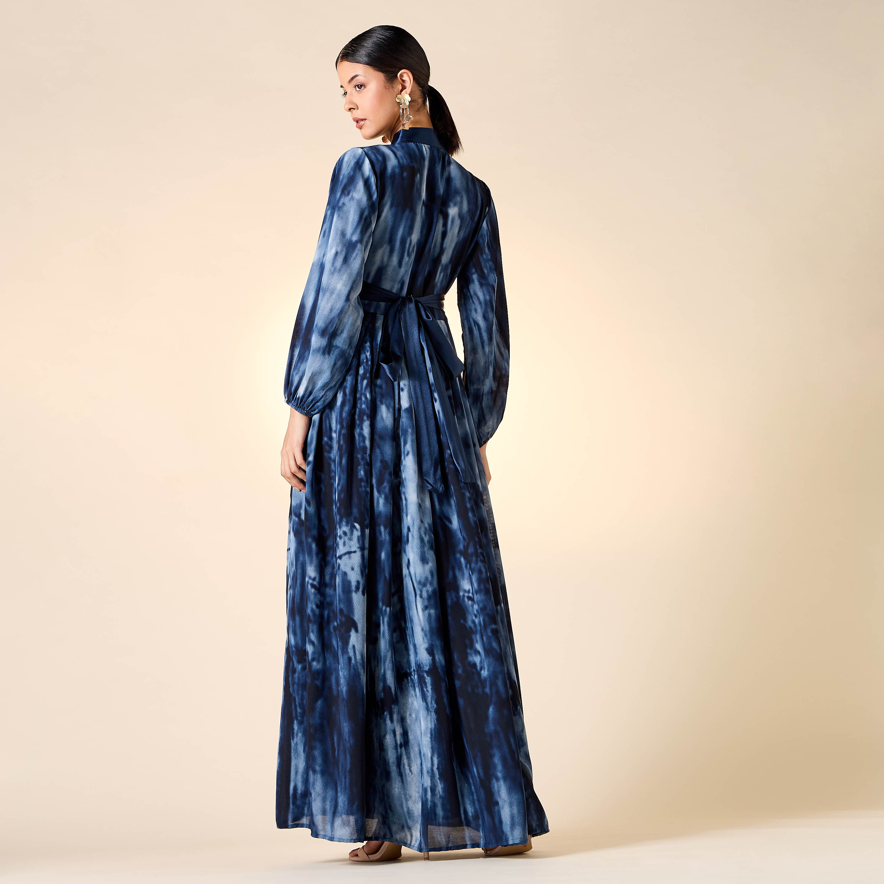 جلابية بياقة ماندارين وأربطة وطبعات من جولدن آبل-women-arabicclothing-jalabiyas-image-25