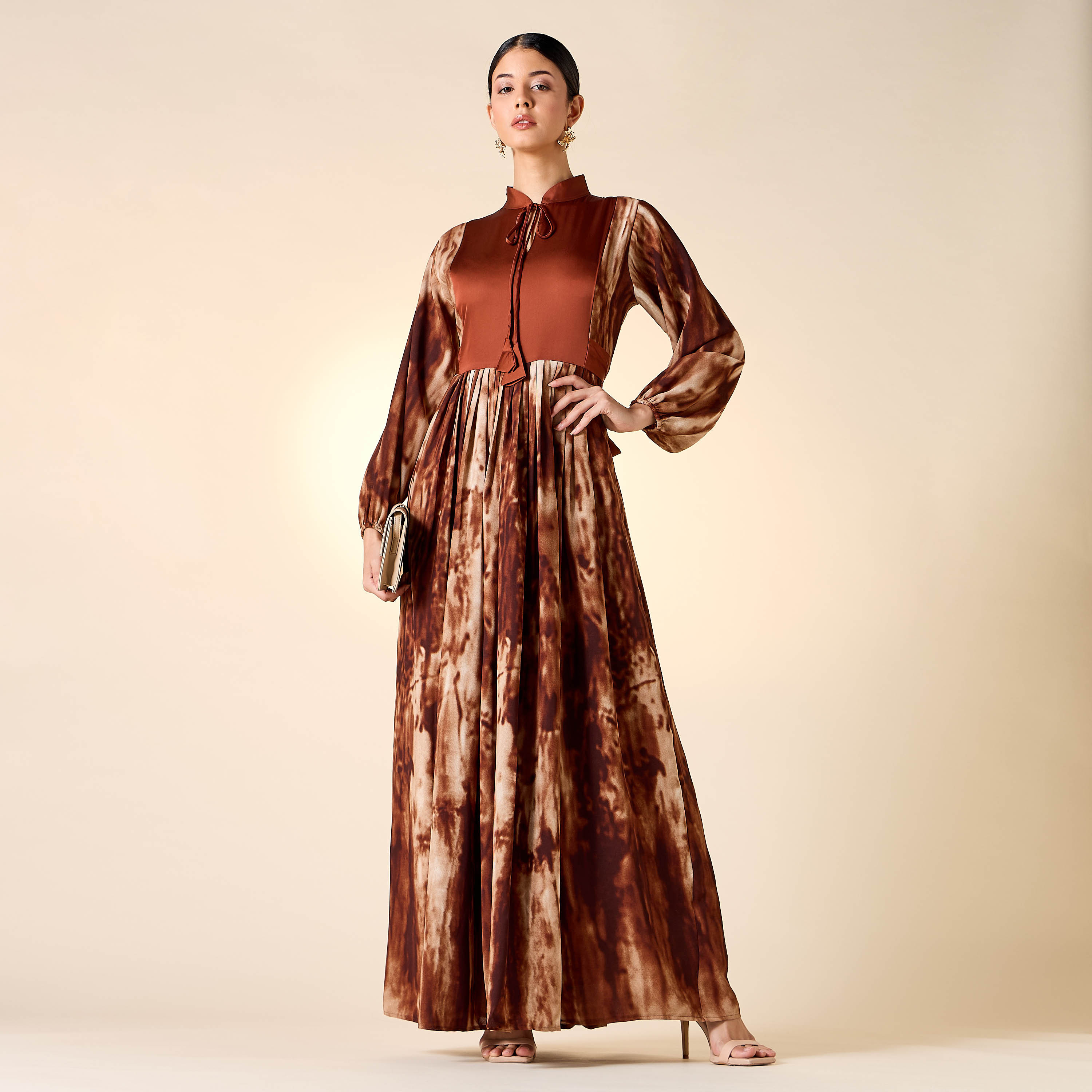 جلابية بياقة ماندارين وأربطة وطبعات من جولدن آبل-women-arabicclothing-jalabiyas-image-1