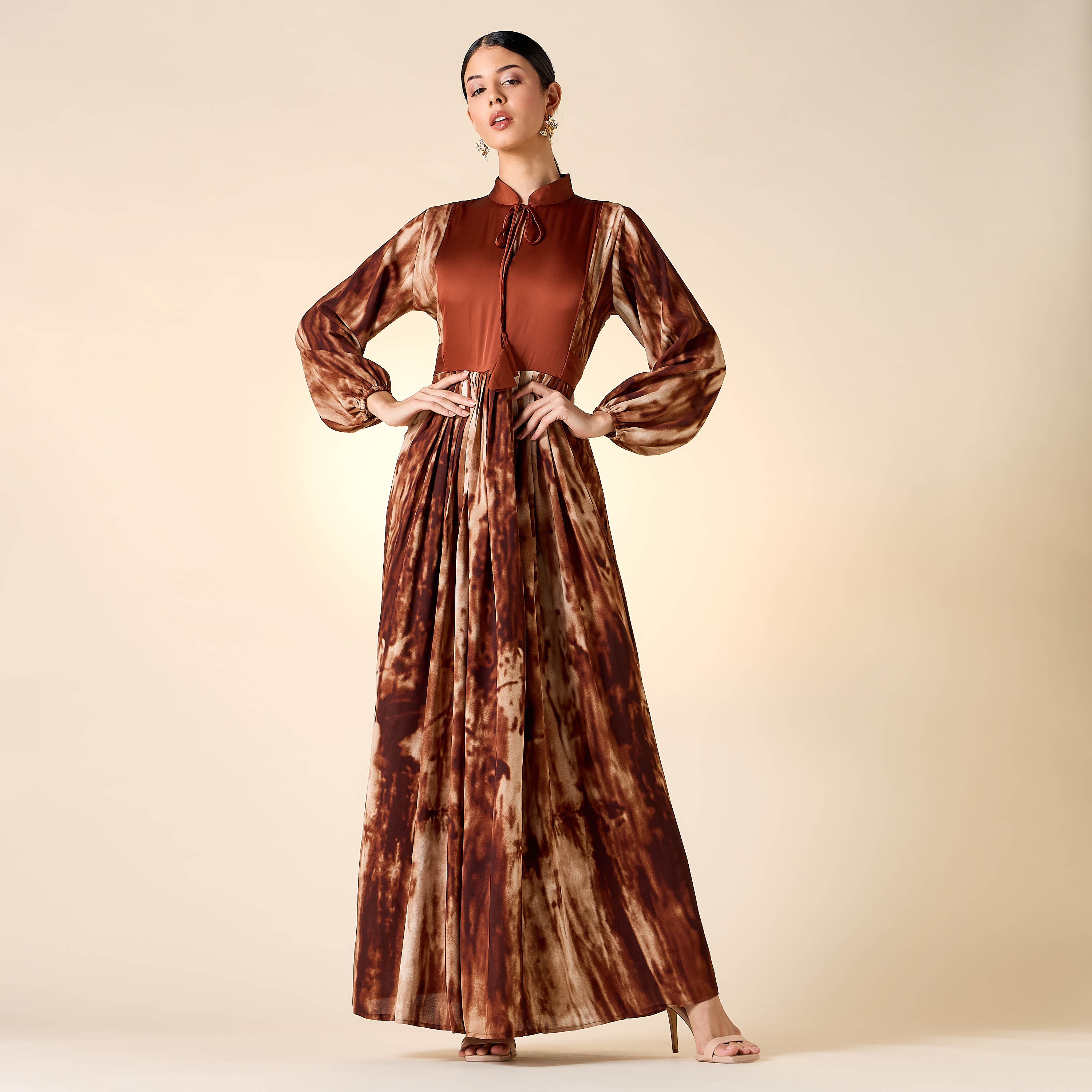 جلابية بياقة ماندارين وأربطة وطبعات من جولدن آبل-women-arabicclothing-jalabiyas-image-2