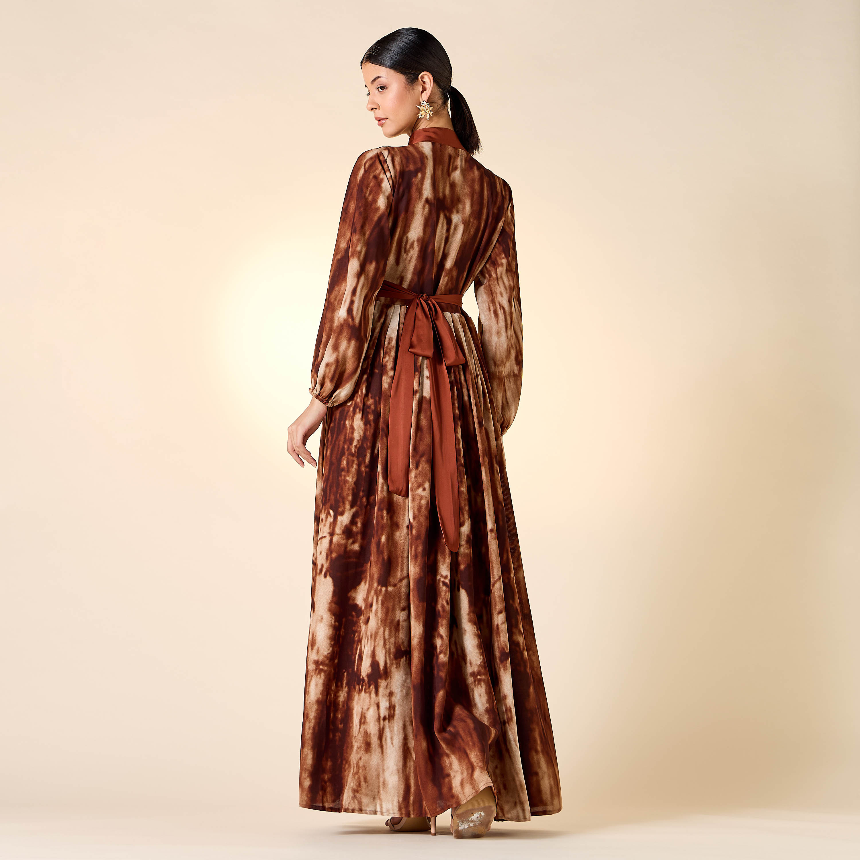 جلابية بياقة ماندارين وأربطة وطبعات من جولدن آبل-women-arabicclothing-jalabiyas-image-3