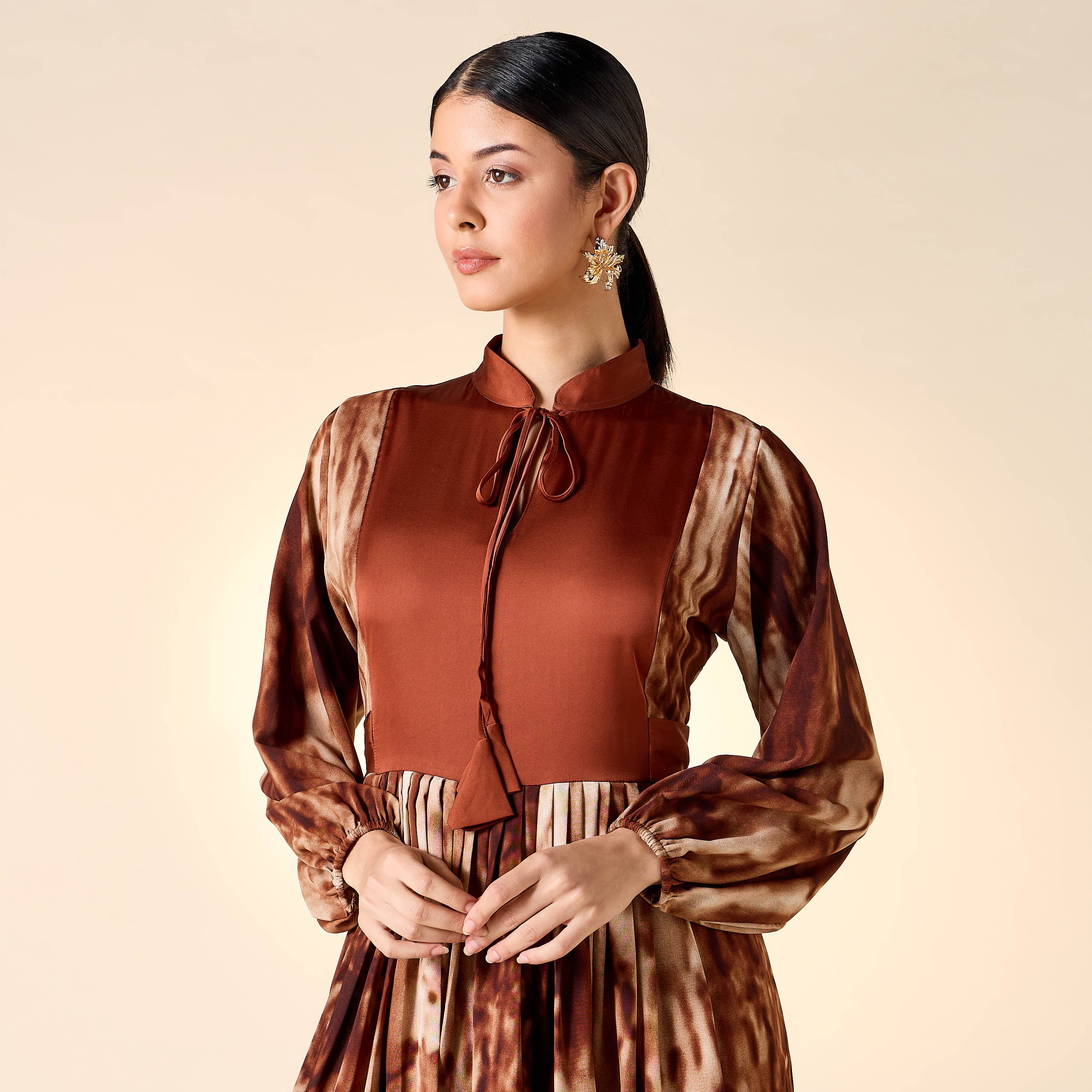جلابية بياقة ماندارين وأربطة وطبعات من جولدن آبل-women-arabicclothing-jalabiyas-image-4