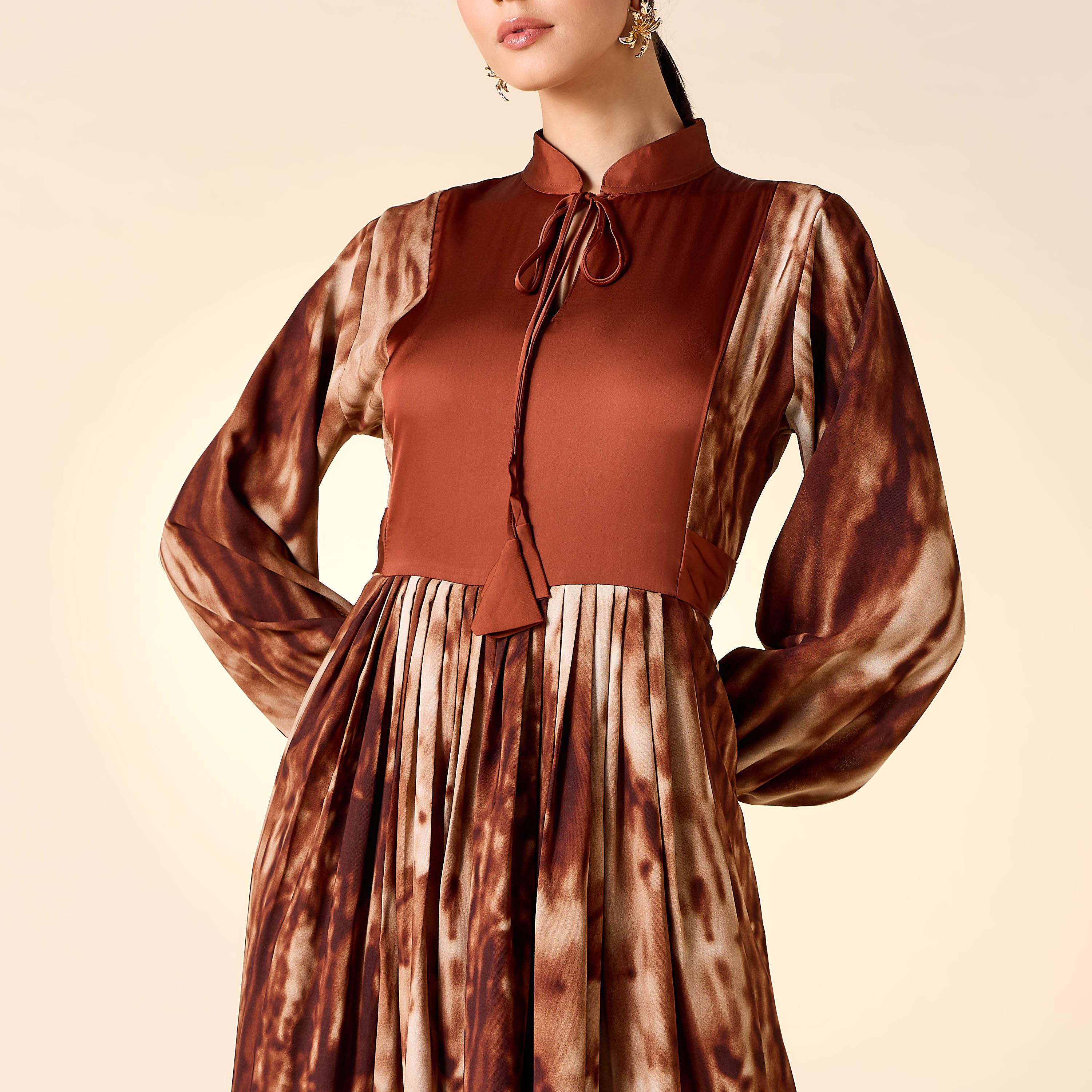 جلابية بياقة ماندارين وأربطة وطبعات من جولدن آبل-women-arabicclothing-jalabiyas-image-5