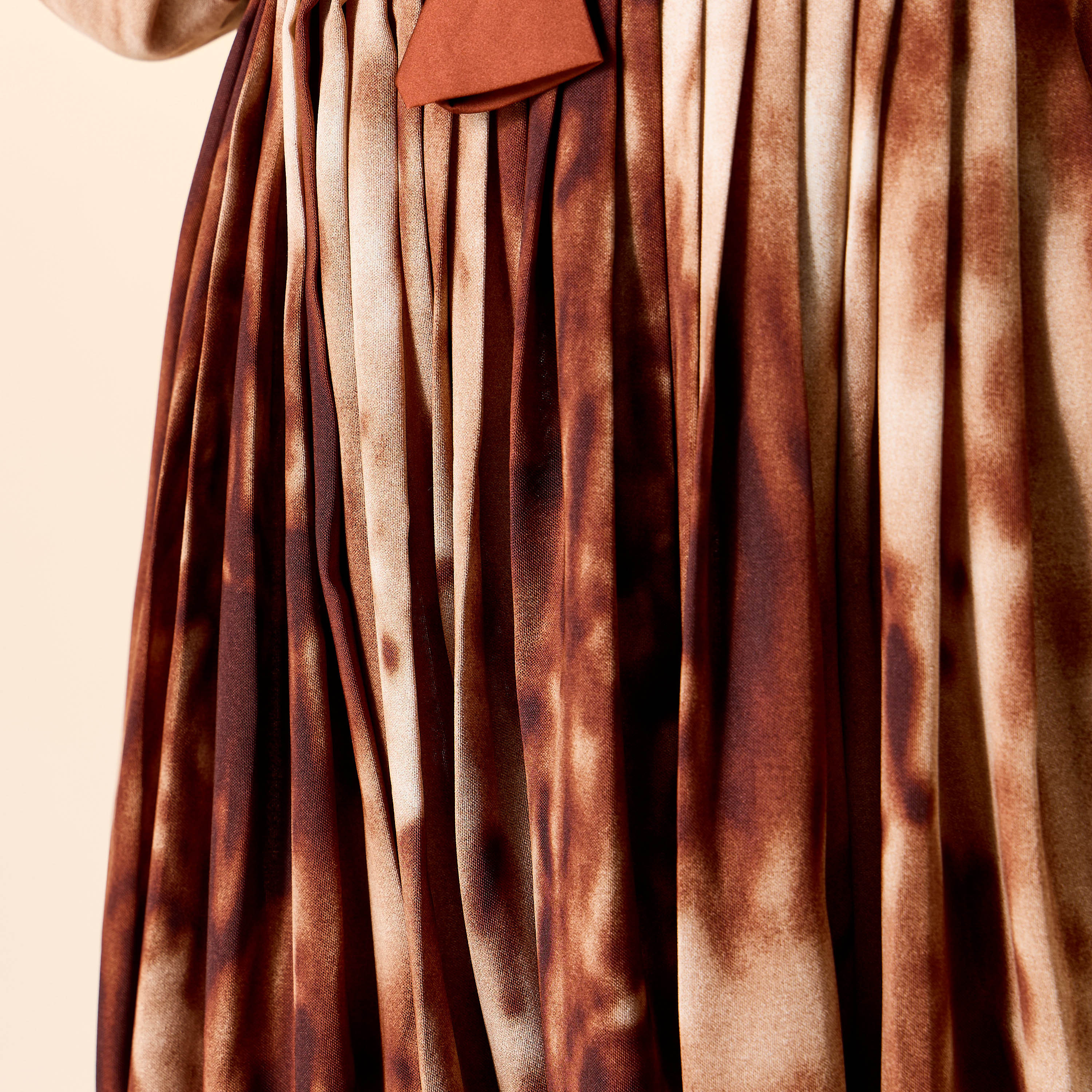 جلابية بياقة ماندارين وأربطة وطبعات من جولدن آبل-women-arabicclothing-jalabiyas-image-6