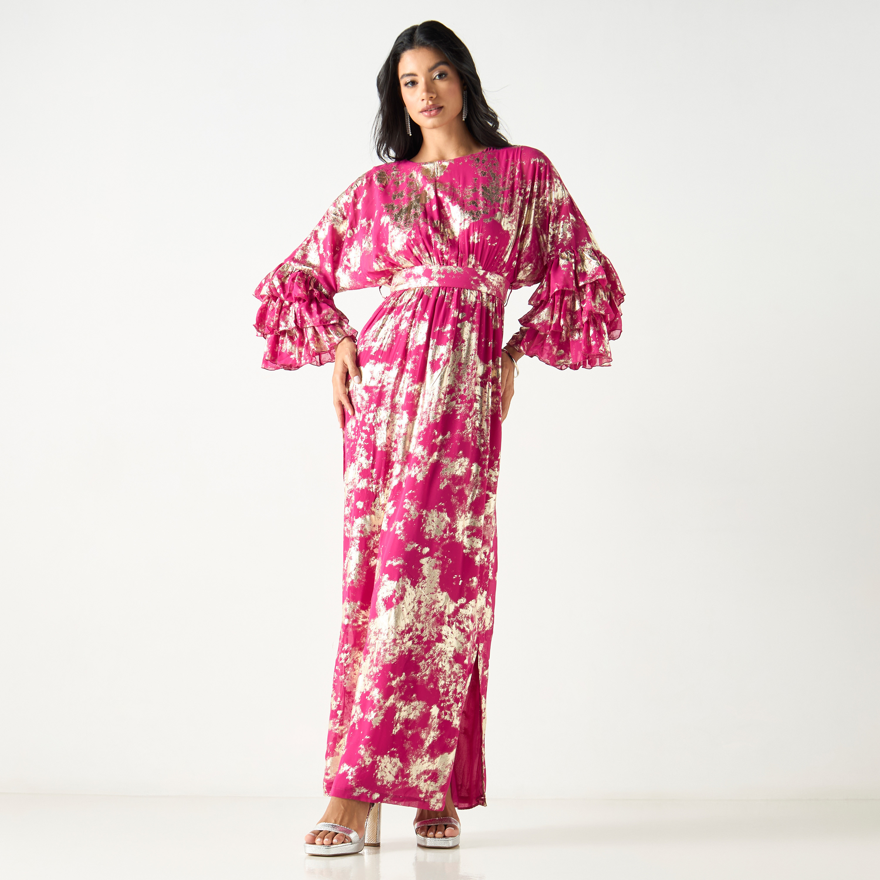 فستان طويل بطبعات رقائق معدنية وأكمام كشكش من جولدن أبل-women-clothing-dresses-image-1