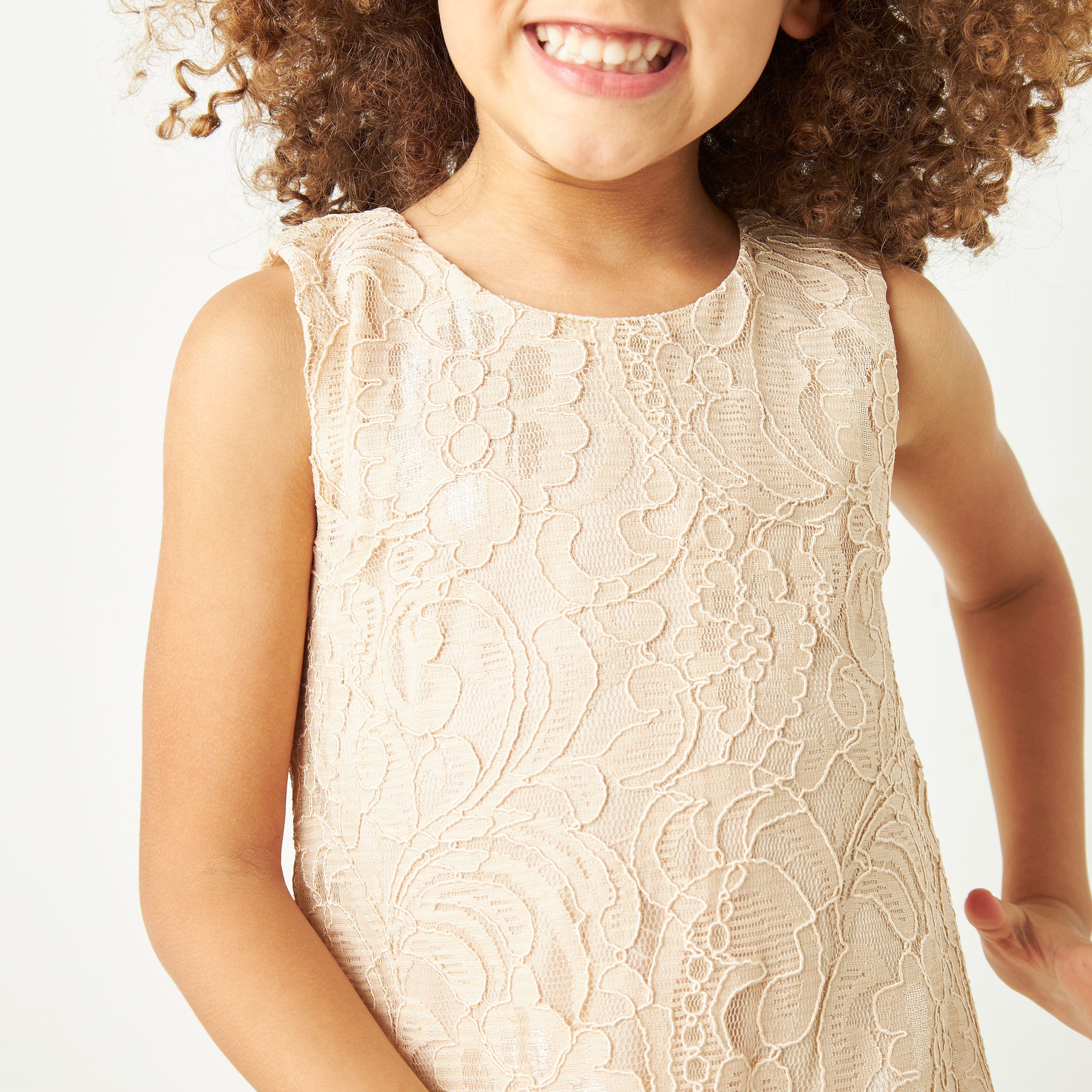 فستان دون أكمام بارز الملمس بزهور دانتيل من ليتل جولدن أبل-girls-clothing-dressesandjumpsuits-image-4