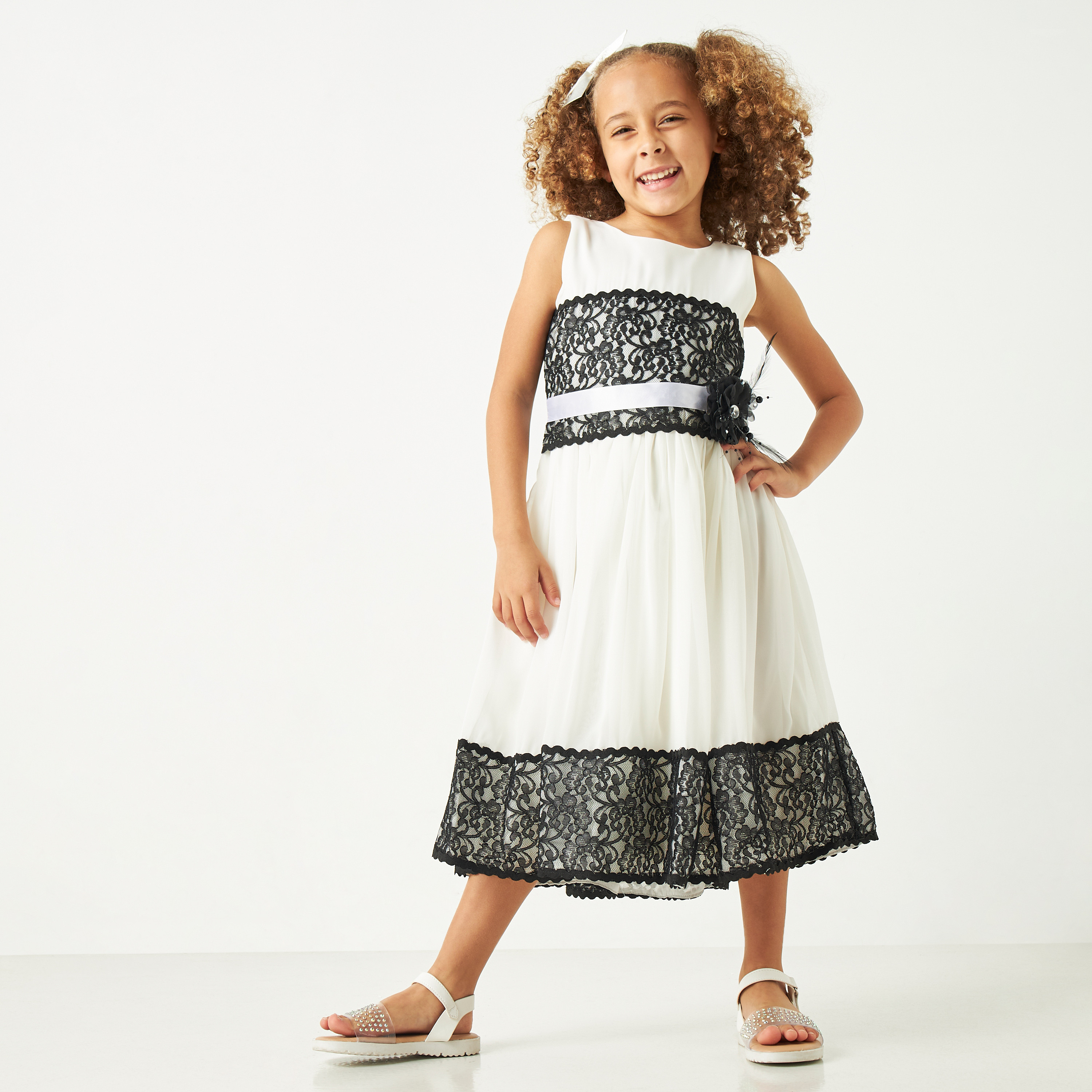 فستان دون أكمام بزهور دانتيل وحزام رباط من ليتل جولدن أبل-girls-clothing-dressesandjumpsuits-image-1