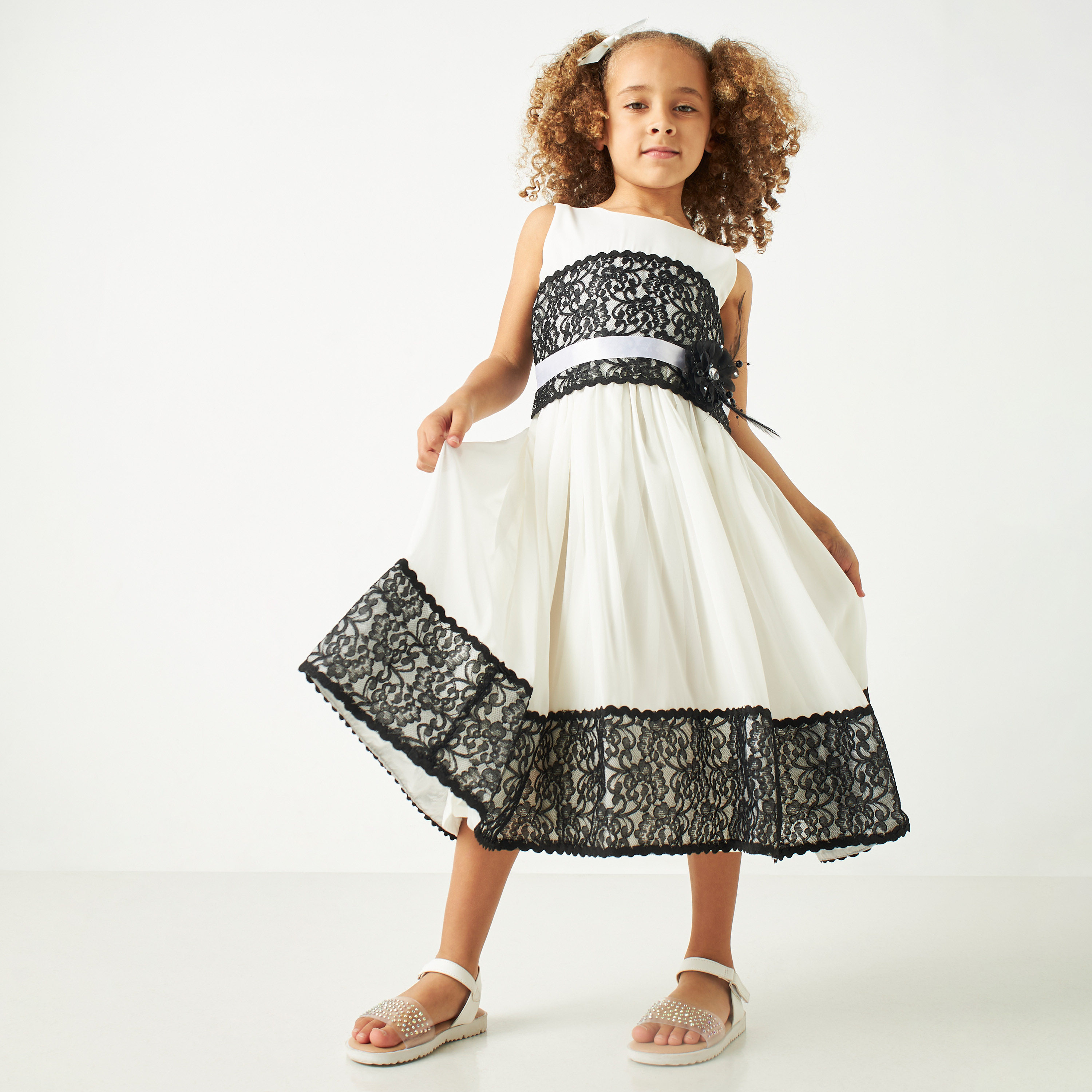 فستان دون أكمام بزهور دانتيل وحزام رباط من ليتل جولدن أبل-girls-clothing-dressesandjumpsuits-image-2