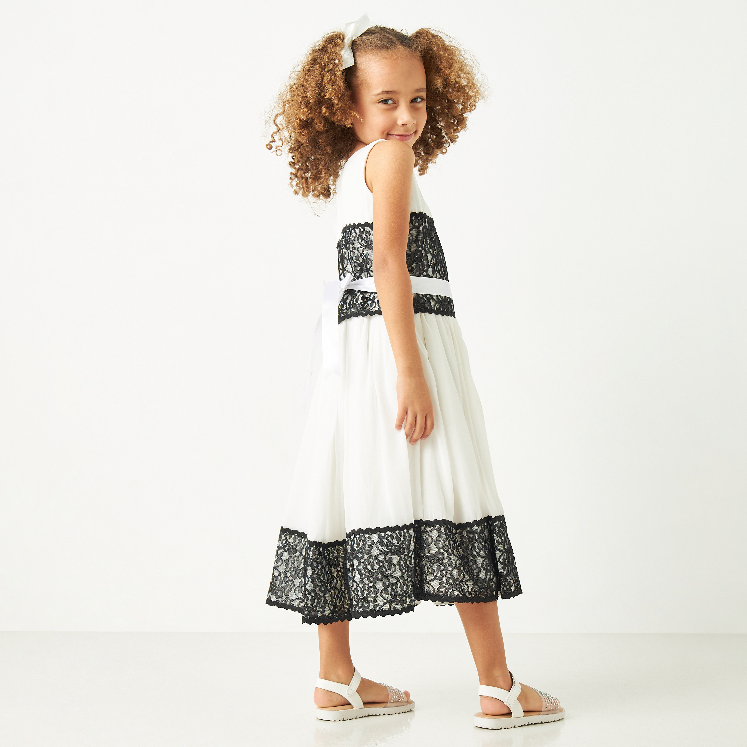 فستان دون أكمام بزهور دانتيل وحزام رباط من ليتل جولدن أبل-girls-clothing-dressesandjumpsuits-image-3
