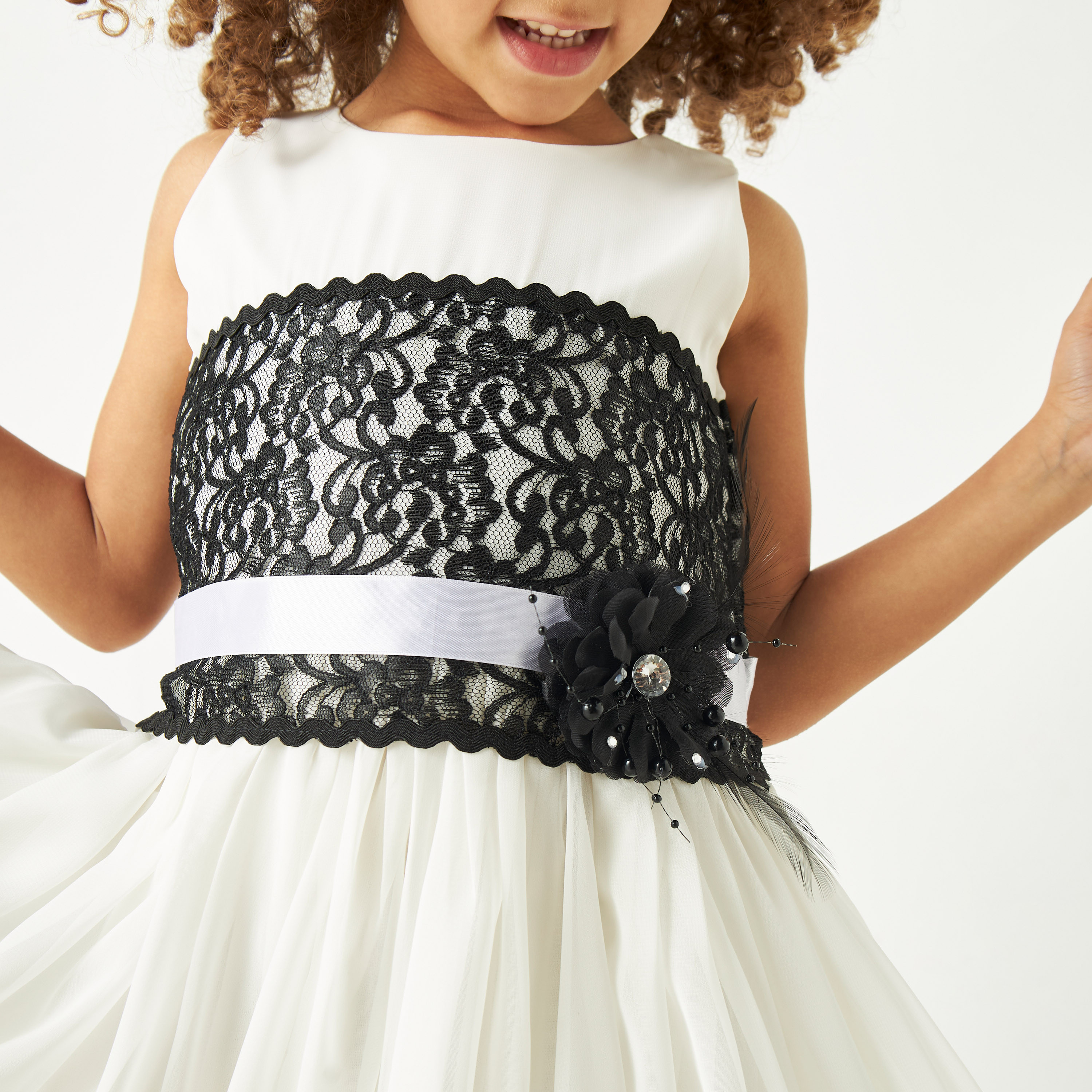 فستان دون أكمام بزهور دانتيل وحزام رباط من ليتل جولدن أبل-girls-clothing-dressesandjumpsuits-image-4