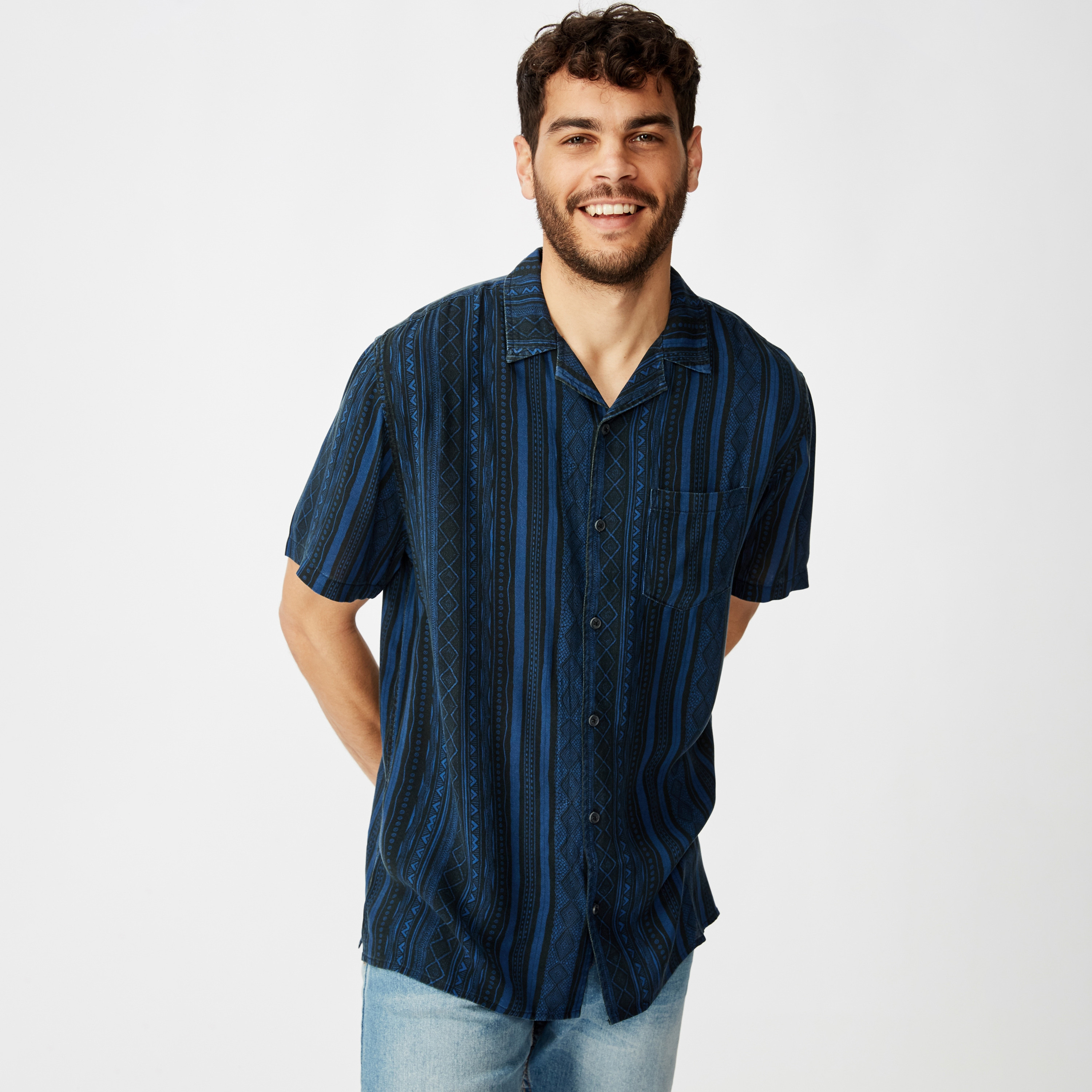 قميص مخطط بأكمام قصيرة وجيب خارجي من كوتون أون-men-clothing-shirts-image-1