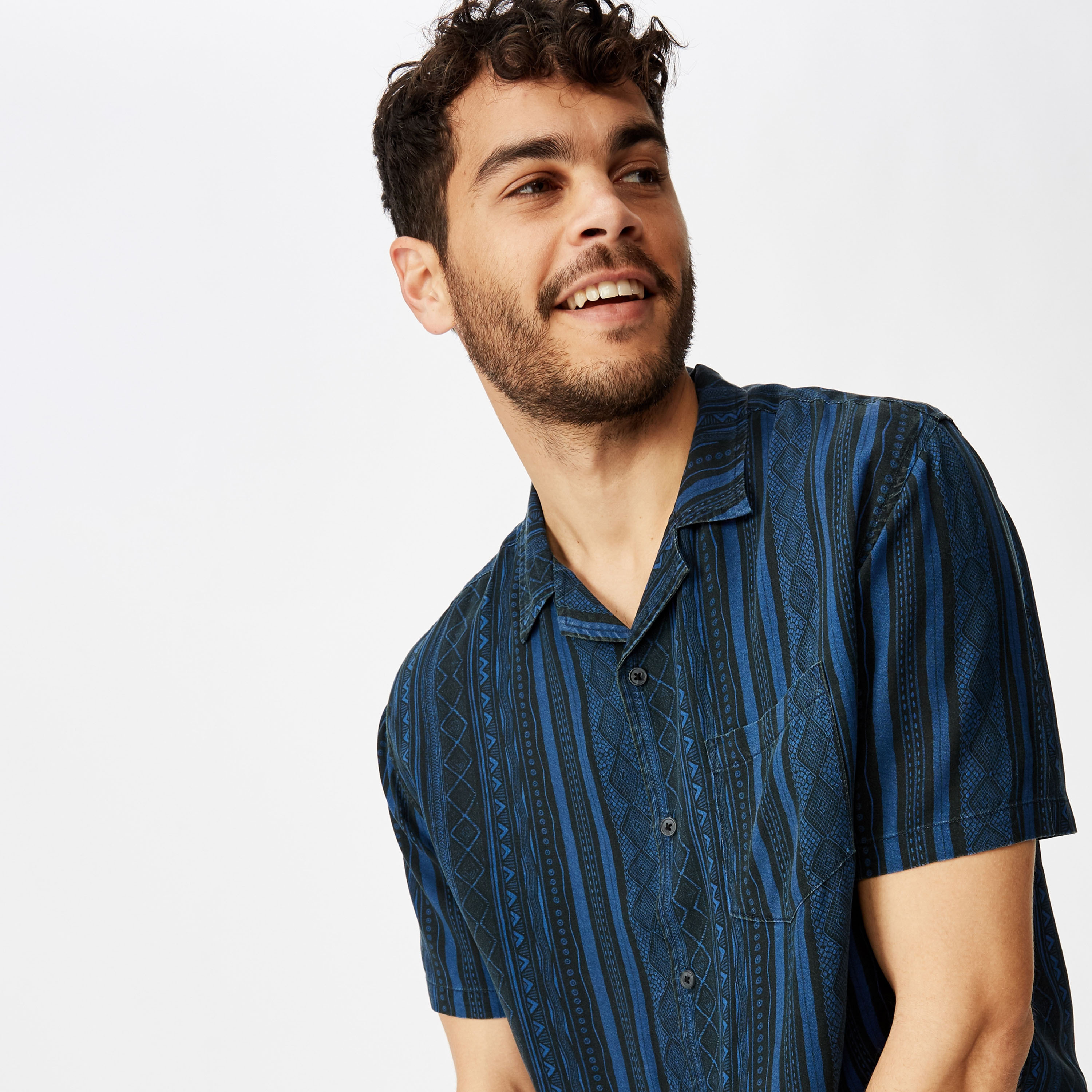 قميص مخطط بأكمام قصيرة وجيب خارجي من كوتون أون-men-clothing-shirts-image-2