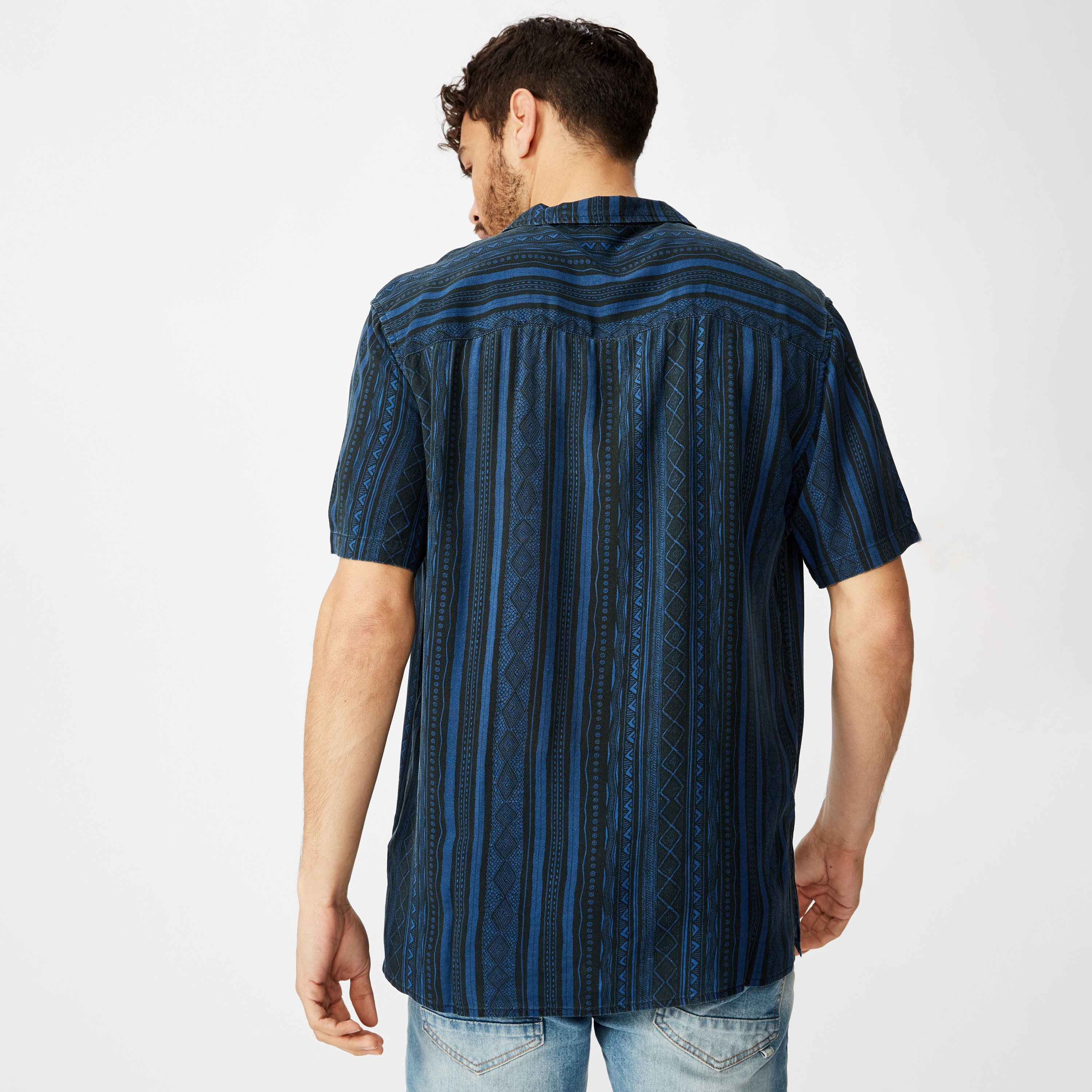 قميص مخطط بأكمام قصيرة وجيب خارجي من كوتون أون-men-clothing-shirts-image-3