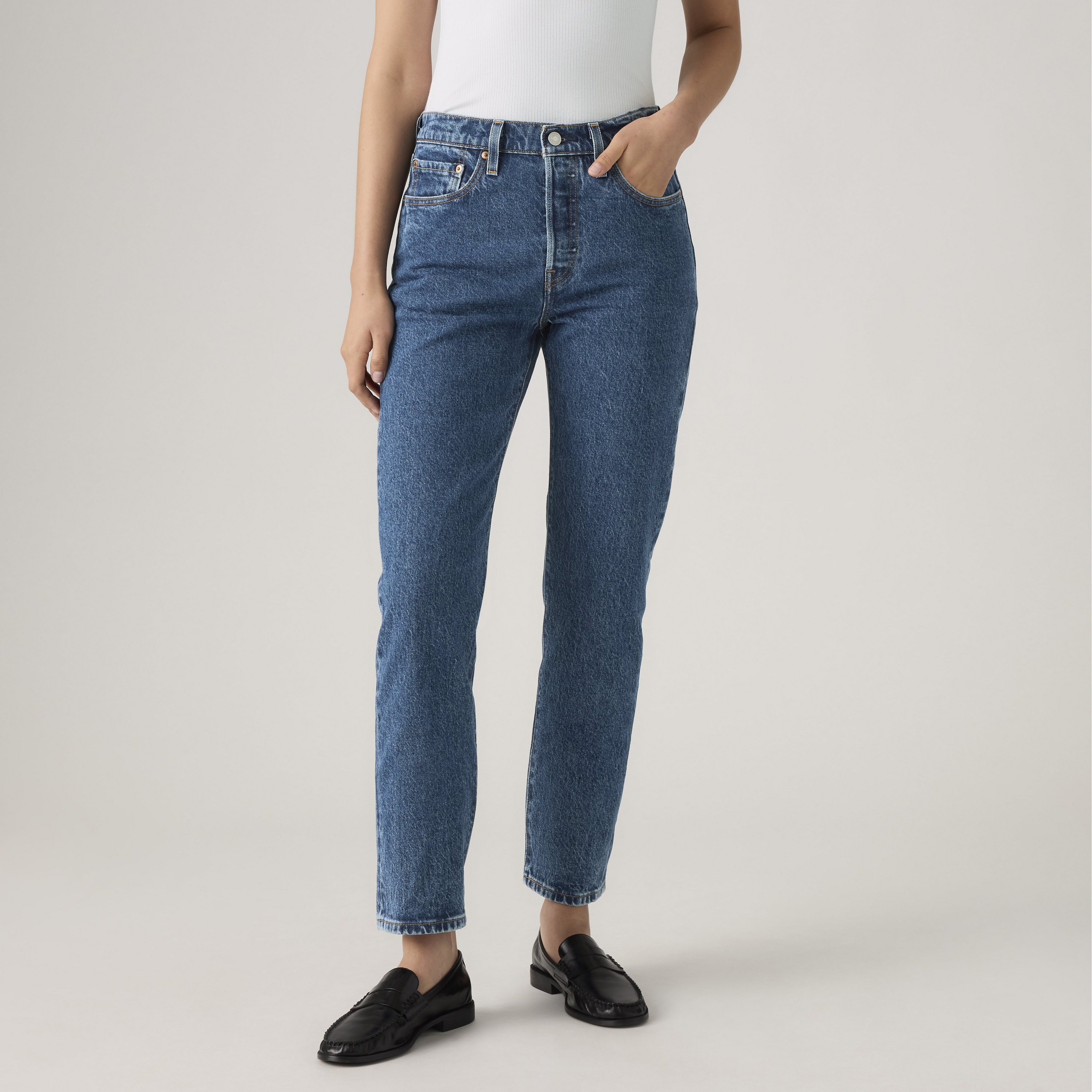 بنطلون جينز نسائي 501 بقصة عادية أزرق بخمسة جيوب مقاس 30 سم من ليفايس-women-clothing-bottoms-jeans-image-1
