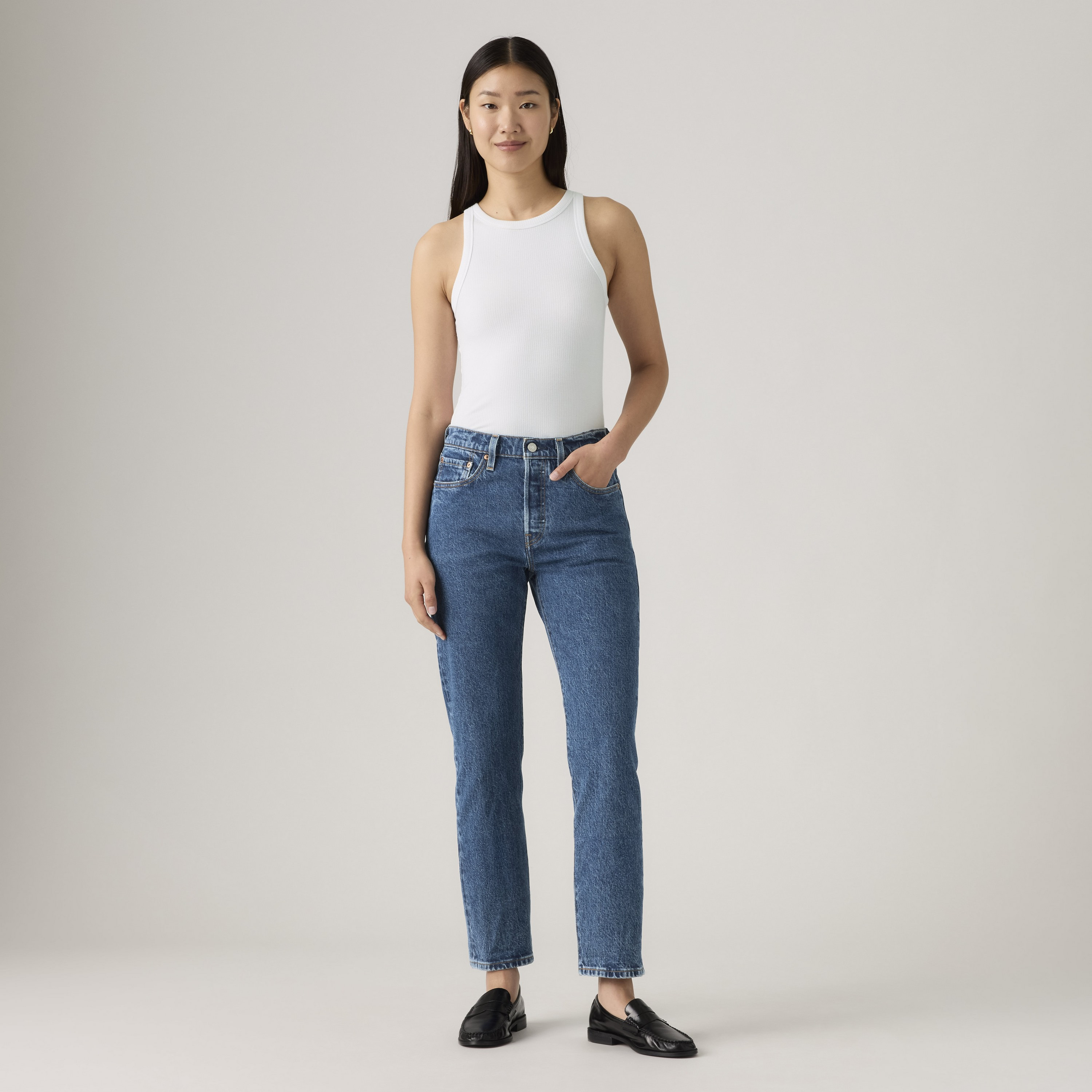 بنطلون جينز نسائي 501 بقصة عادية أزرق بخمسة جيوب مقاس 30 سم من ليفايس-women-clothing-bottoms-jeans-image-2