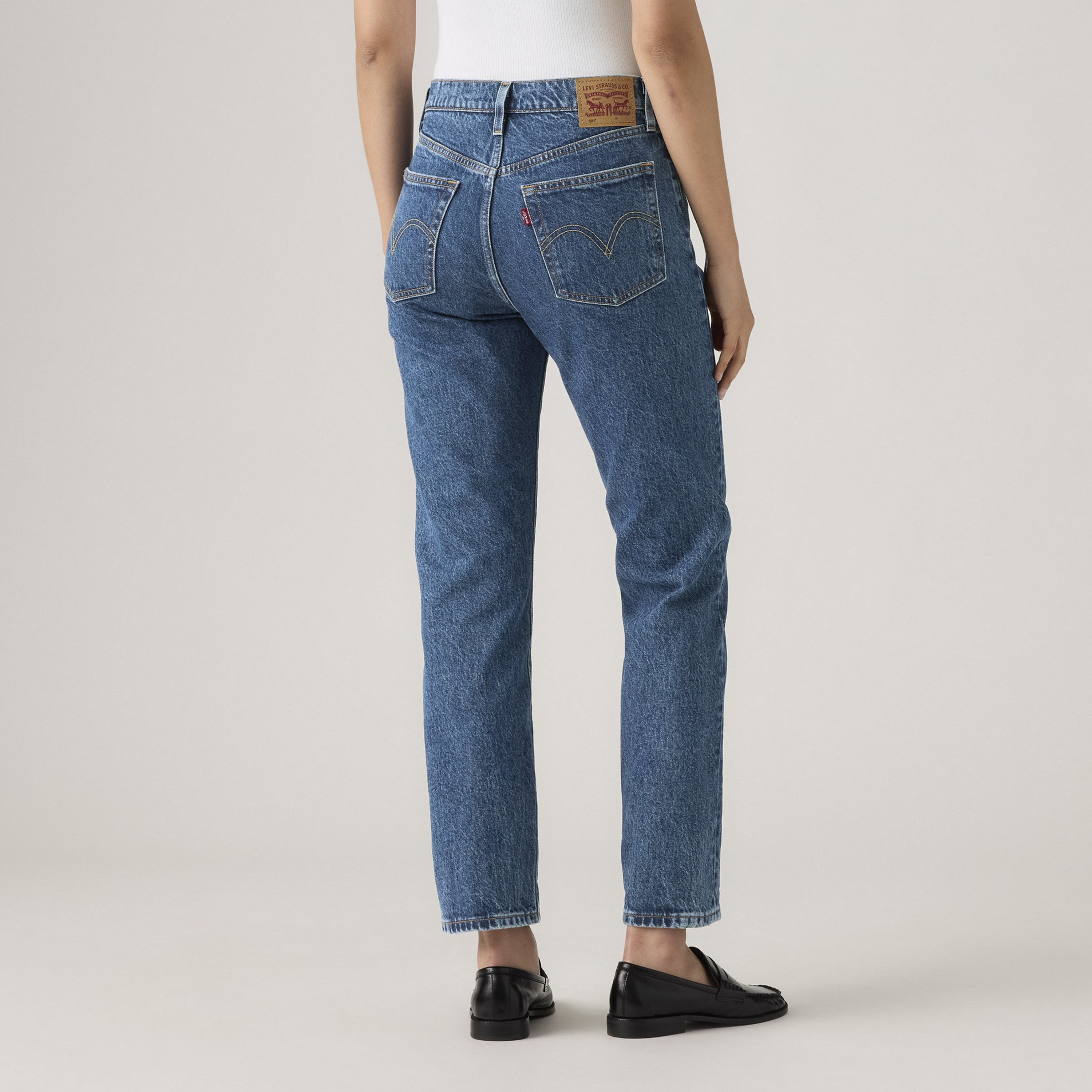 بنطلون جينز نسائي 501 بقصة عادية أزرق بخمسة جيوب مقاس 30 سم من ليفايس-women-clothing-bottoms-jeans-image-4