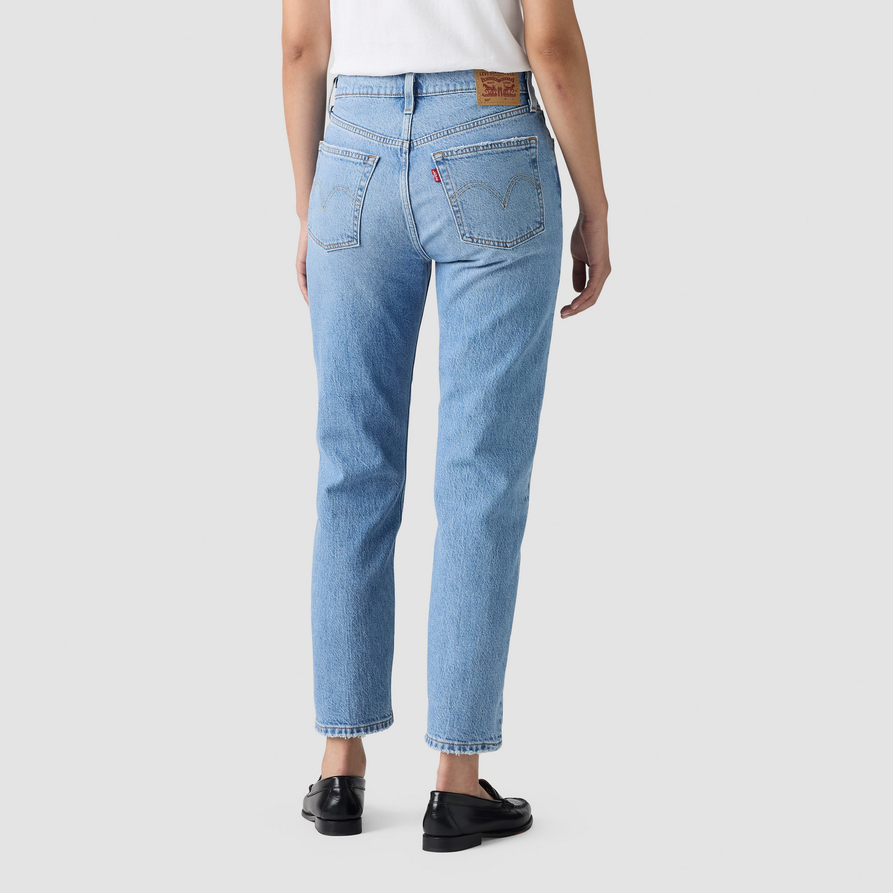 بنطلون جينز نسائي 501 بقصة عادية أزرق بخمسة جيوب مقاس 30 سم من ليفايس-women-clothing-bottoms-jeans-image-3