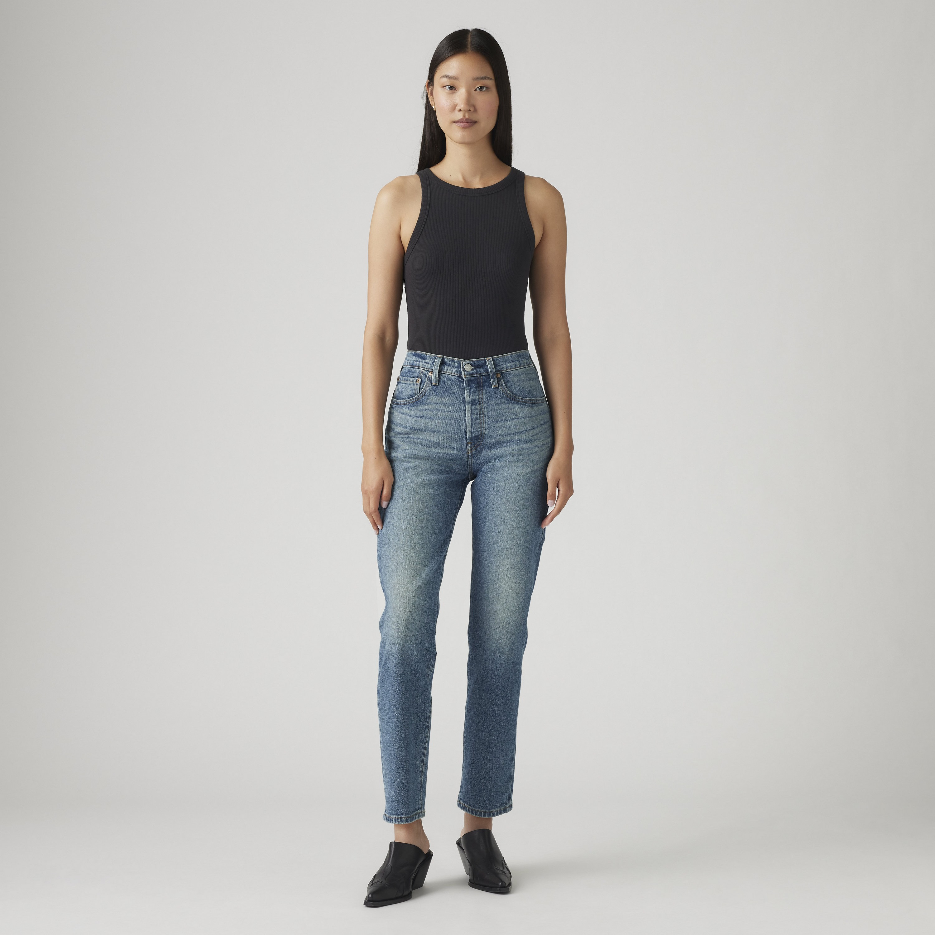 بنطلون جينز نسائي 501 بقصة عادية أزرق بخمسة جيوب مقاس 30 سم من ليفايس-women-clothing-bottoms-jeans-image-2