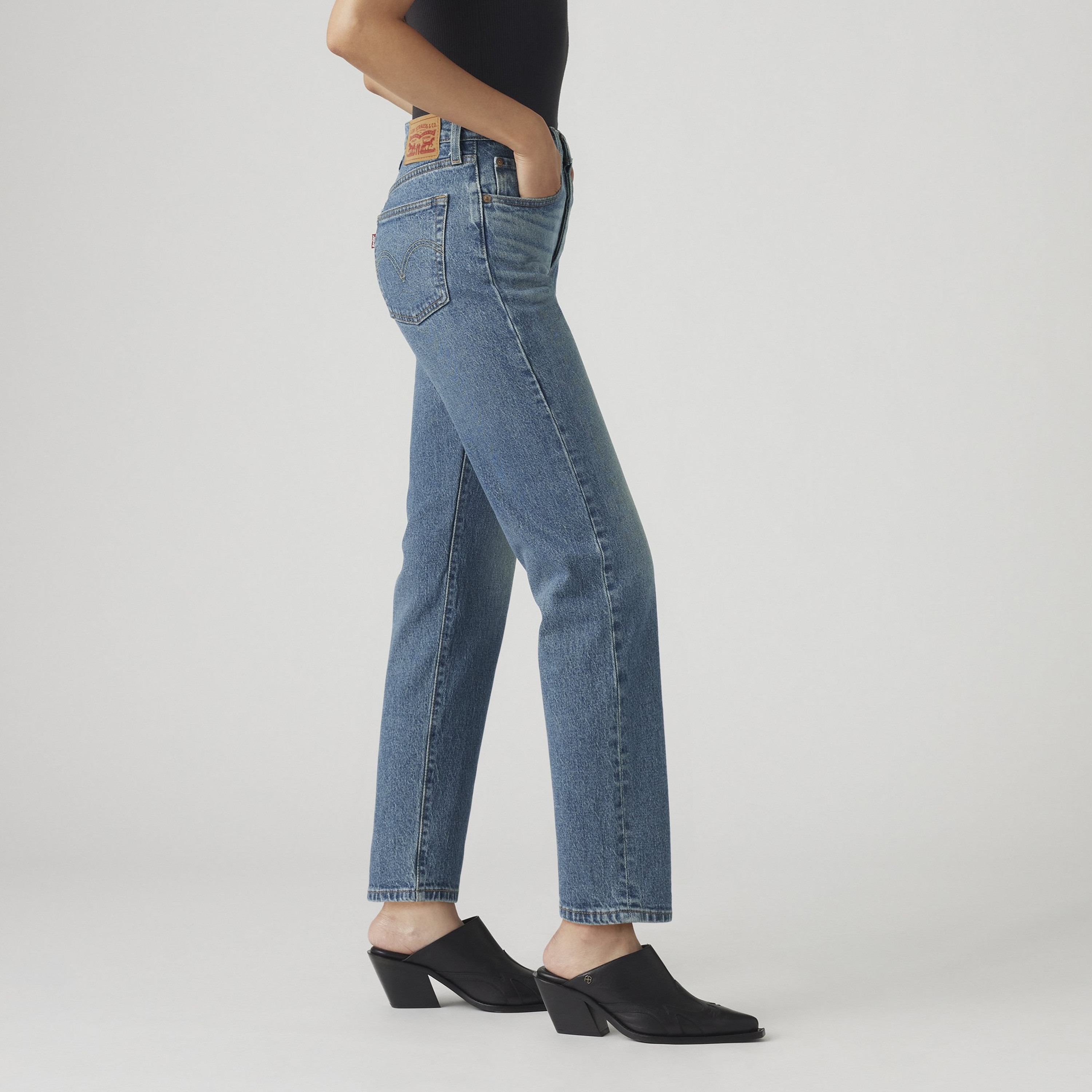 بنطلون جينز نسائي 501 بقصة عادية أزرق بخمسة جيوب مقاس 30 سم من ليفايس-women-clothing-bottoms-jeans-image-3