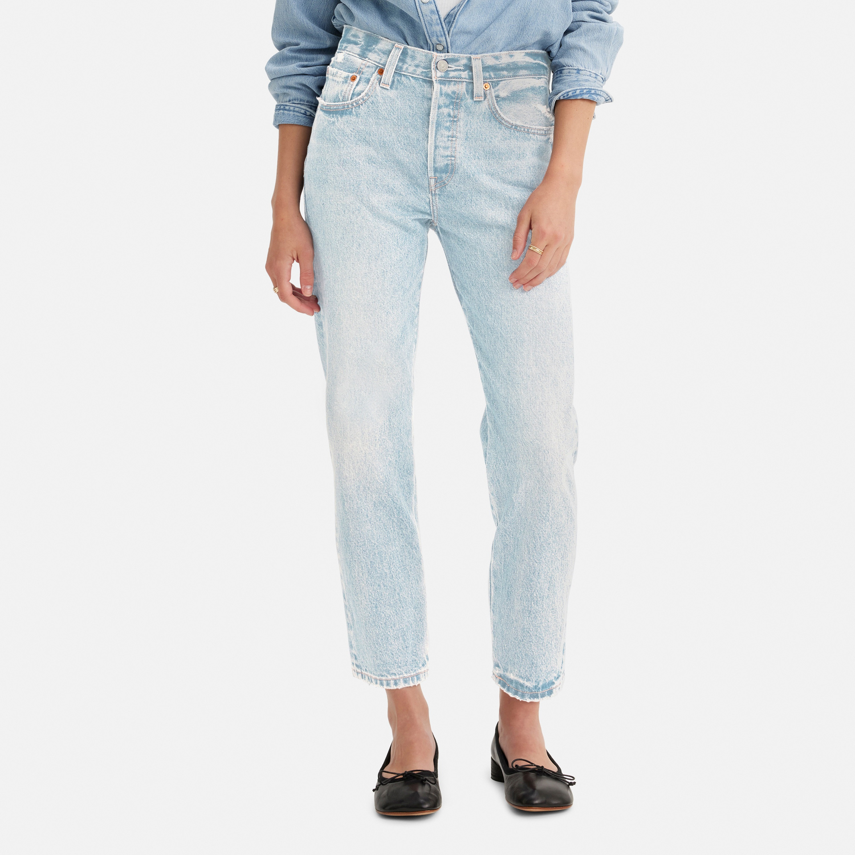 بنطلون جينز نسائي قصير باهت اللون 501 بقصّة عادية و5 جيوب انديجو من ليفايس-women-clothing-bottoms-jeans-image-1