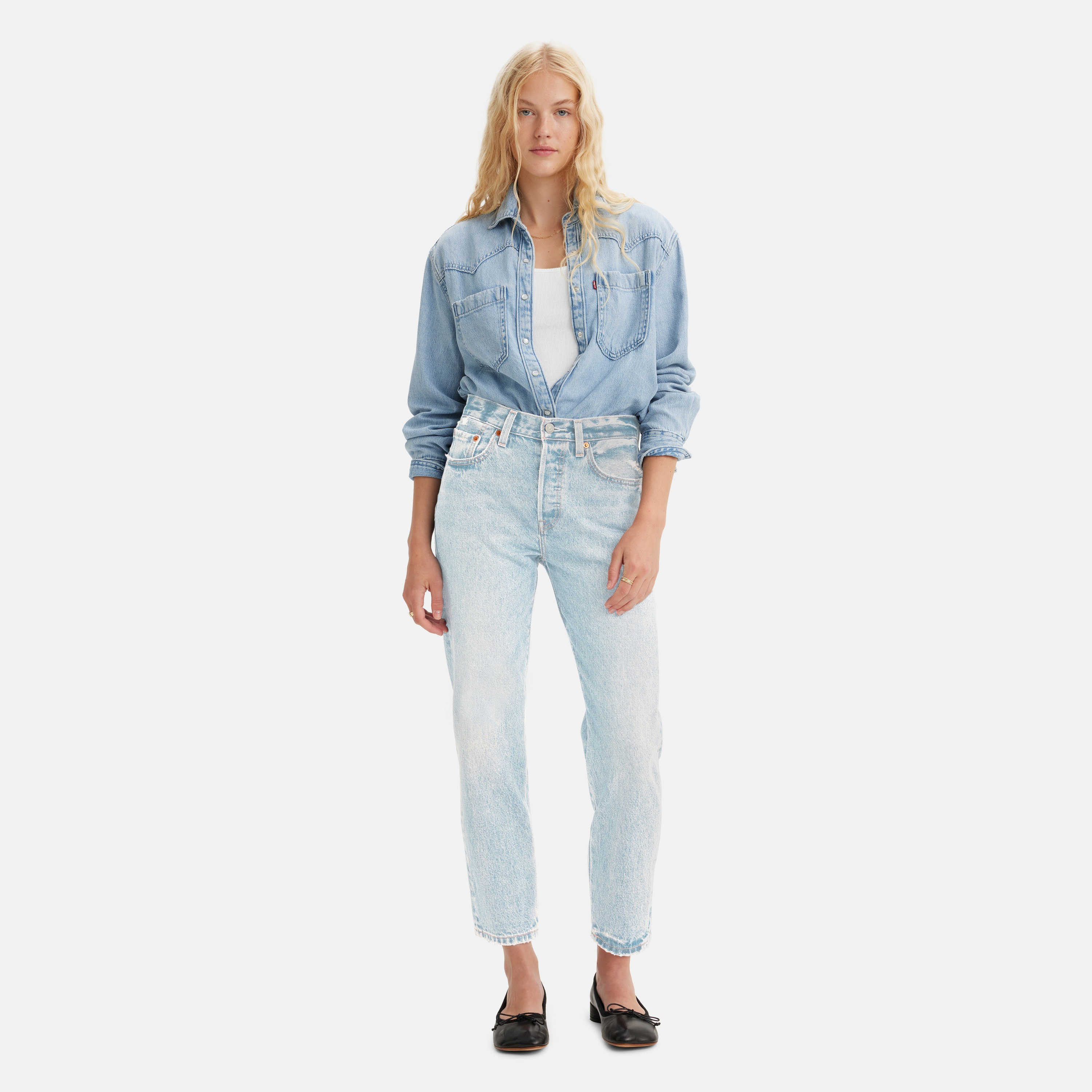 بنطلون جينز نسائي قصير باهت اللون 501 بقصّة عادية و5 جيوب انديجو من ليفايس-women-clothing-bottoms-jeans-image-2