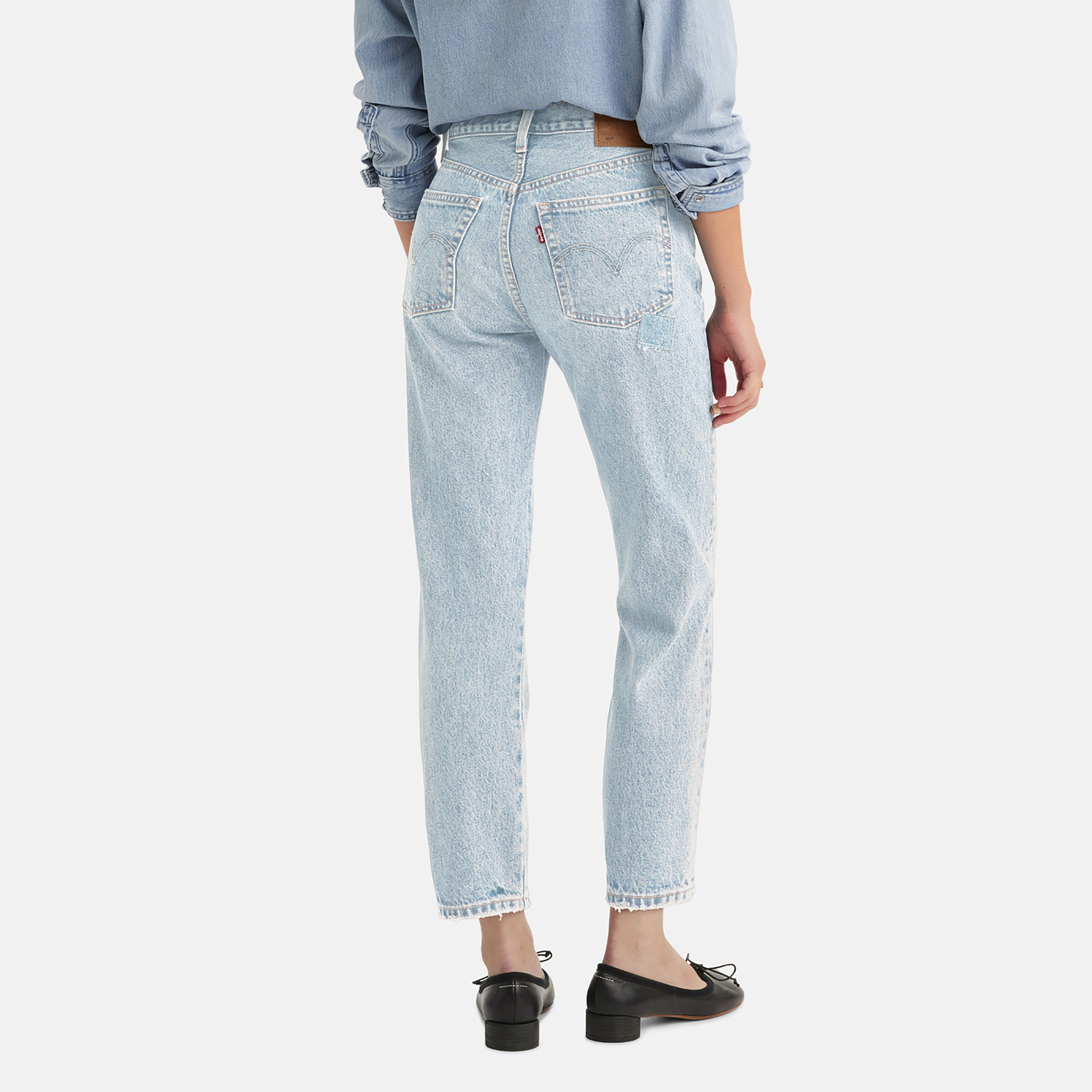 بنطلون جينز نسائي قصير باهت اللون 501 بقصّة عادية و5 جيوب انديجو من ليفايس-women-clothing-bottoms-jeans-image-3