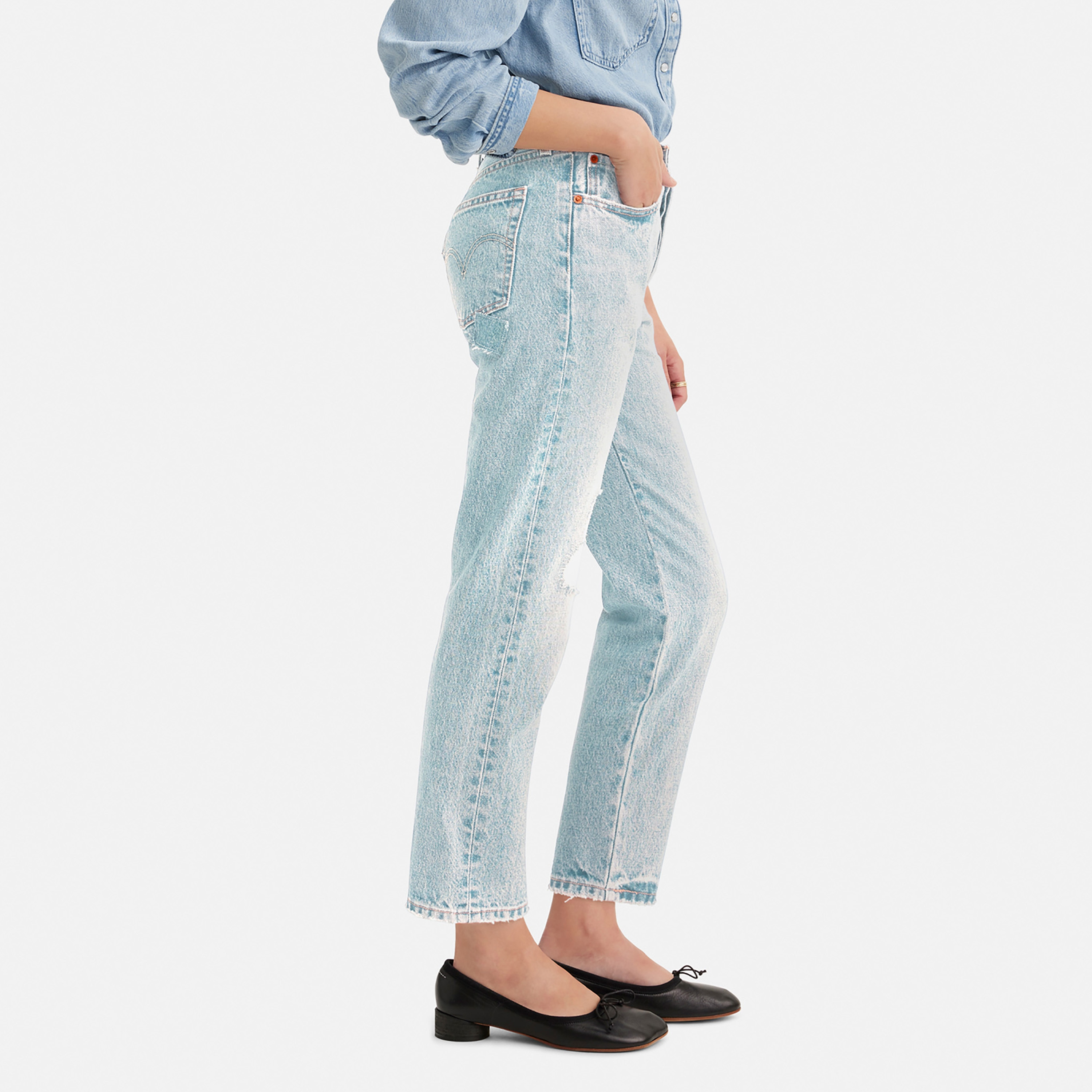 بنطلون جينز نسائي قصير باهت اللون 501 بقصّة عادية و5 جيوب انديجو من ليفايس-women-clothing-bottoms-jeans-image-4