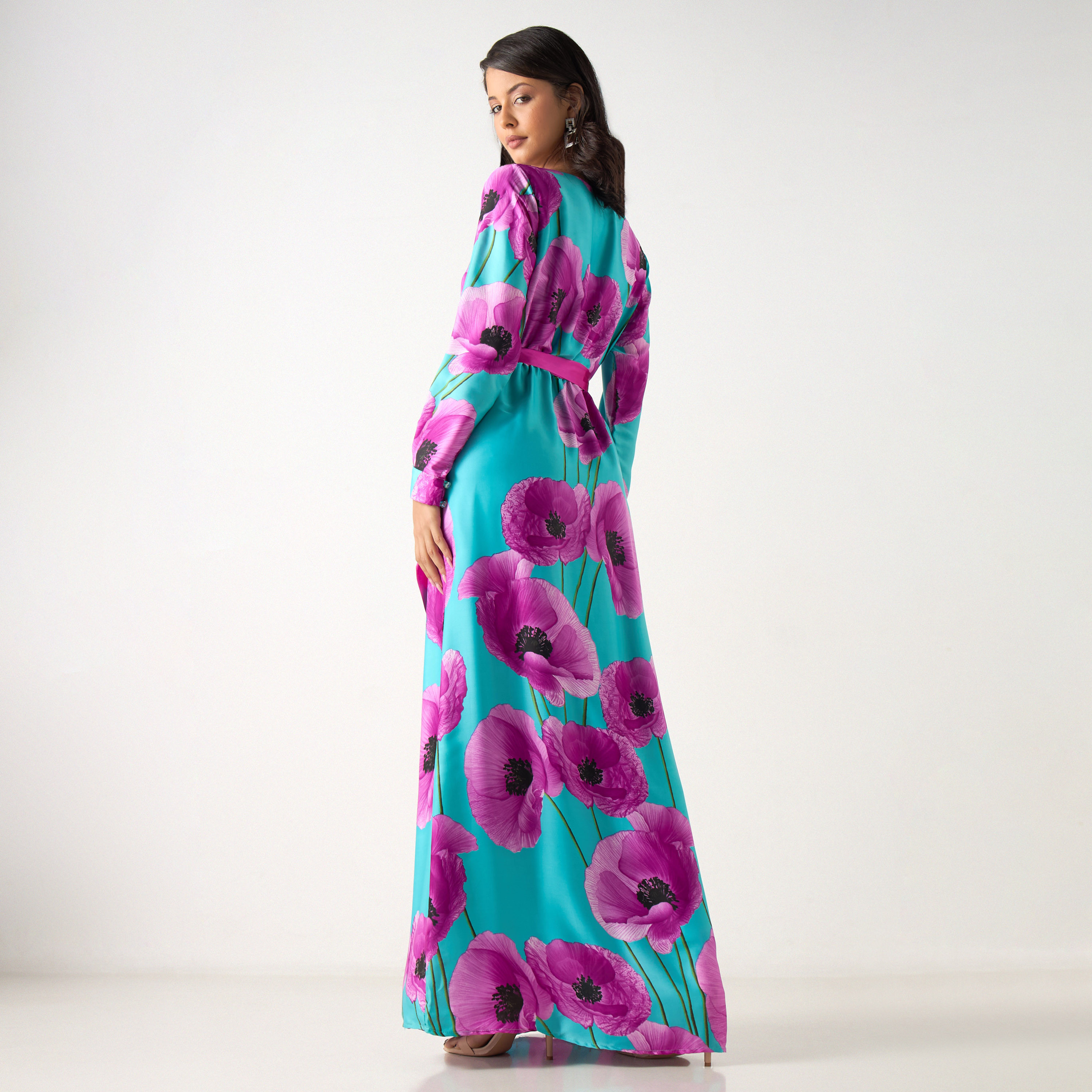فستان طويل بأكمام طويلة وطبعات أزهار وحزام ربط من جولدن آبل-women-clothing-dresses-image-4
