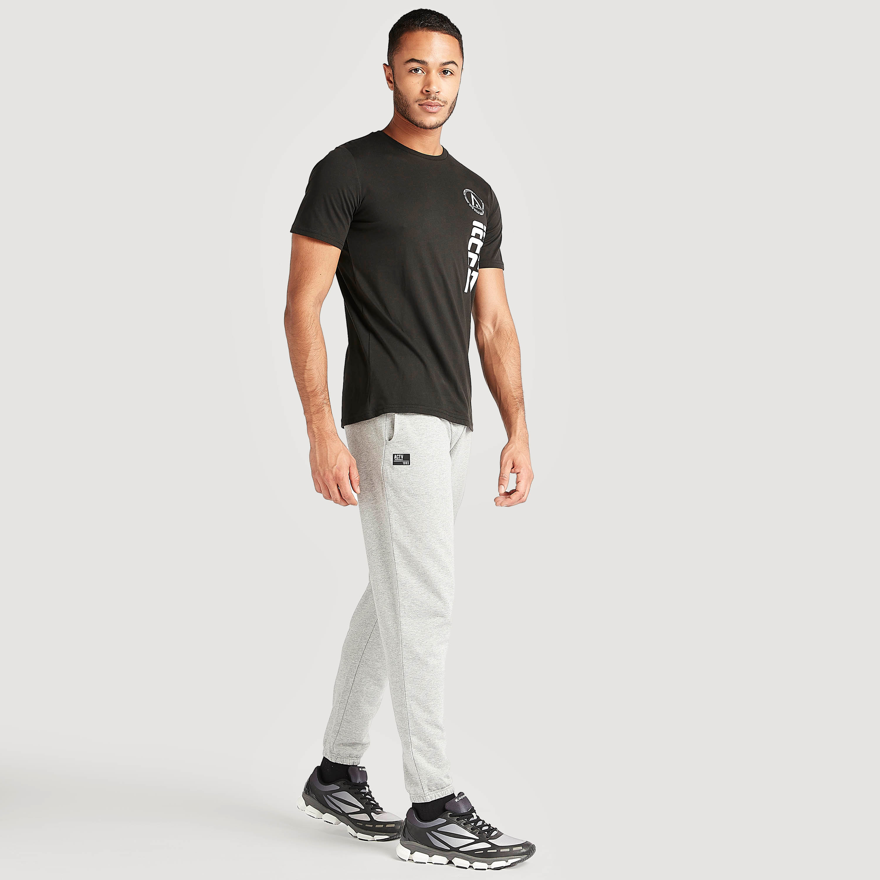 بنطلون رياضي سادة برباط خصر مطّاطي وجيوب-sports-men-clothing-bottoms-image-2