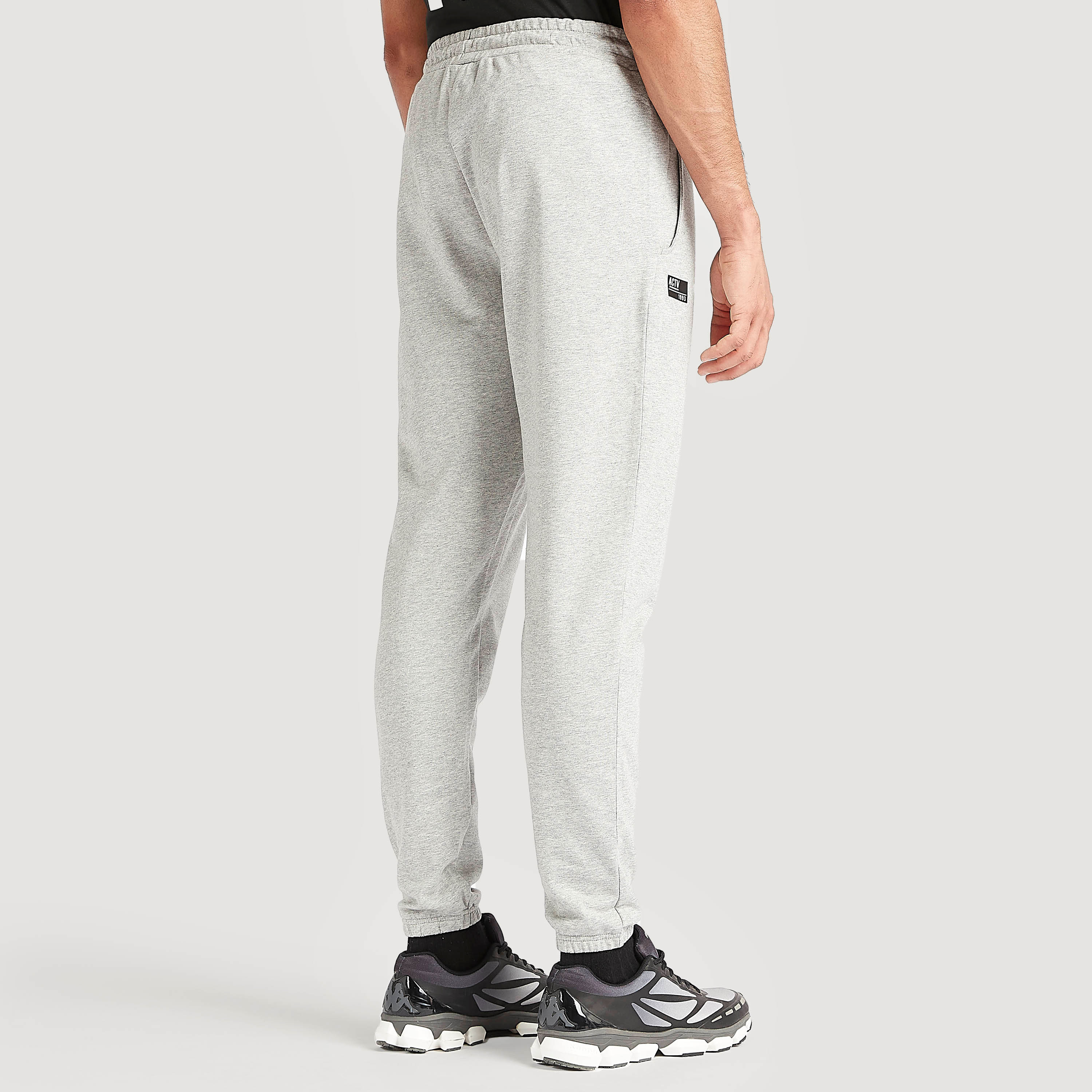 بنطلون رياضي سادة برباط خصر مطّاطي وجيوب-sports-men-clothing-bottoms-image-4