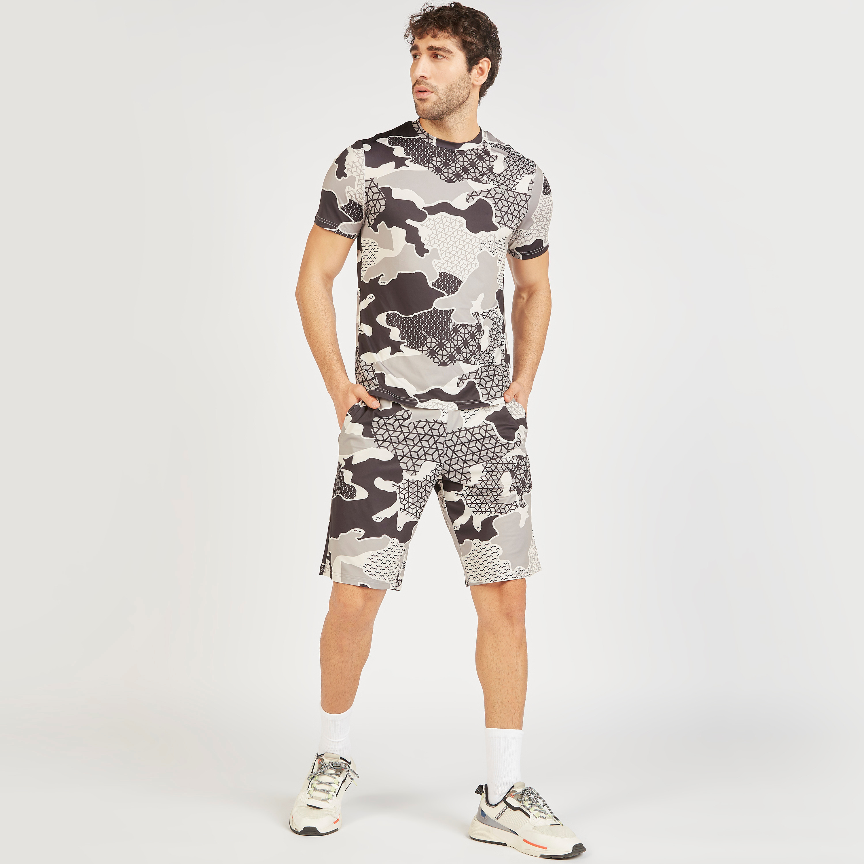 شورت برباط إغلاق وجيوب وطبعات-sports-men-clothing-bottoms-image-2