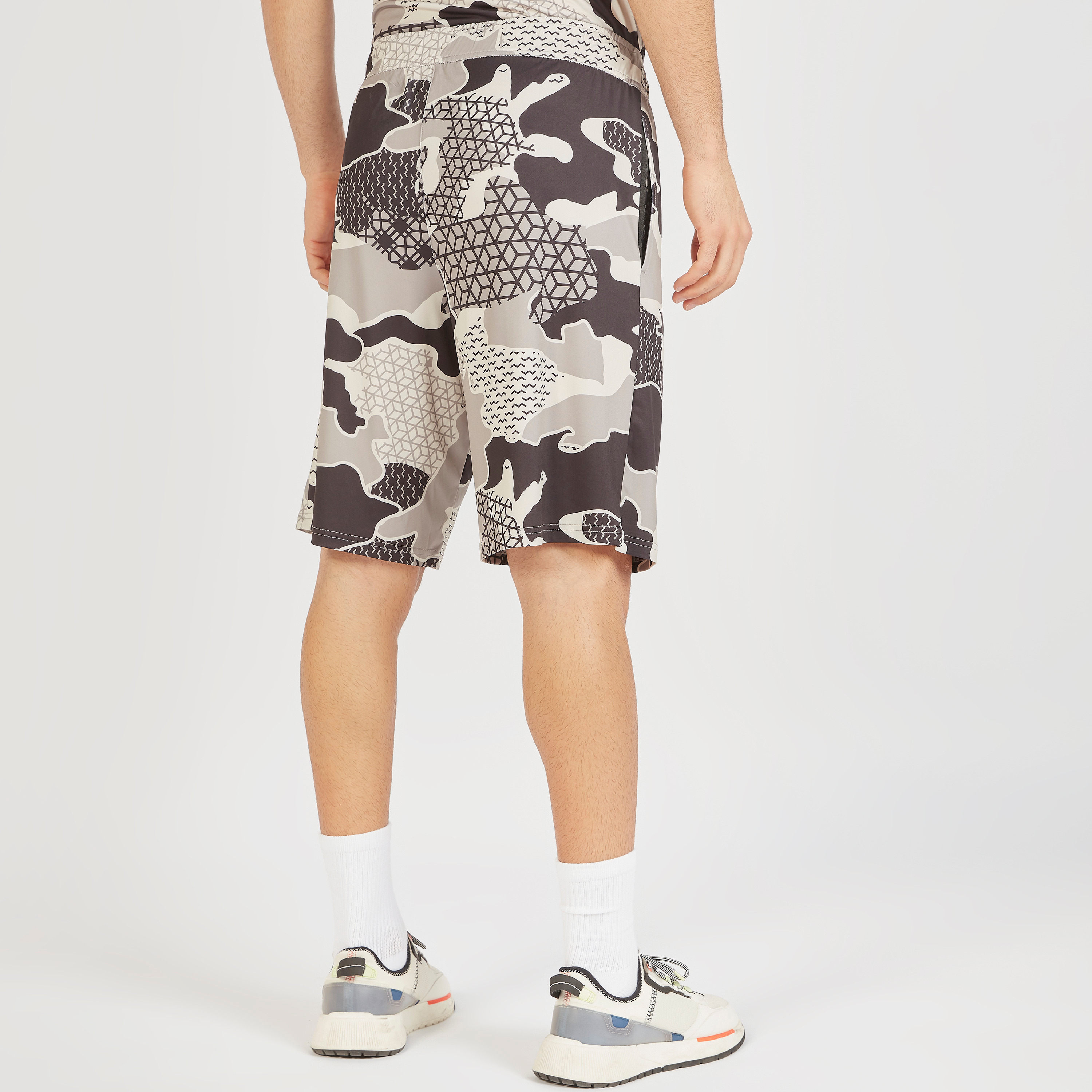 شورت برباط إغلاق وجيوب وطبعات-sports-men-clothing-bottoms-image-4