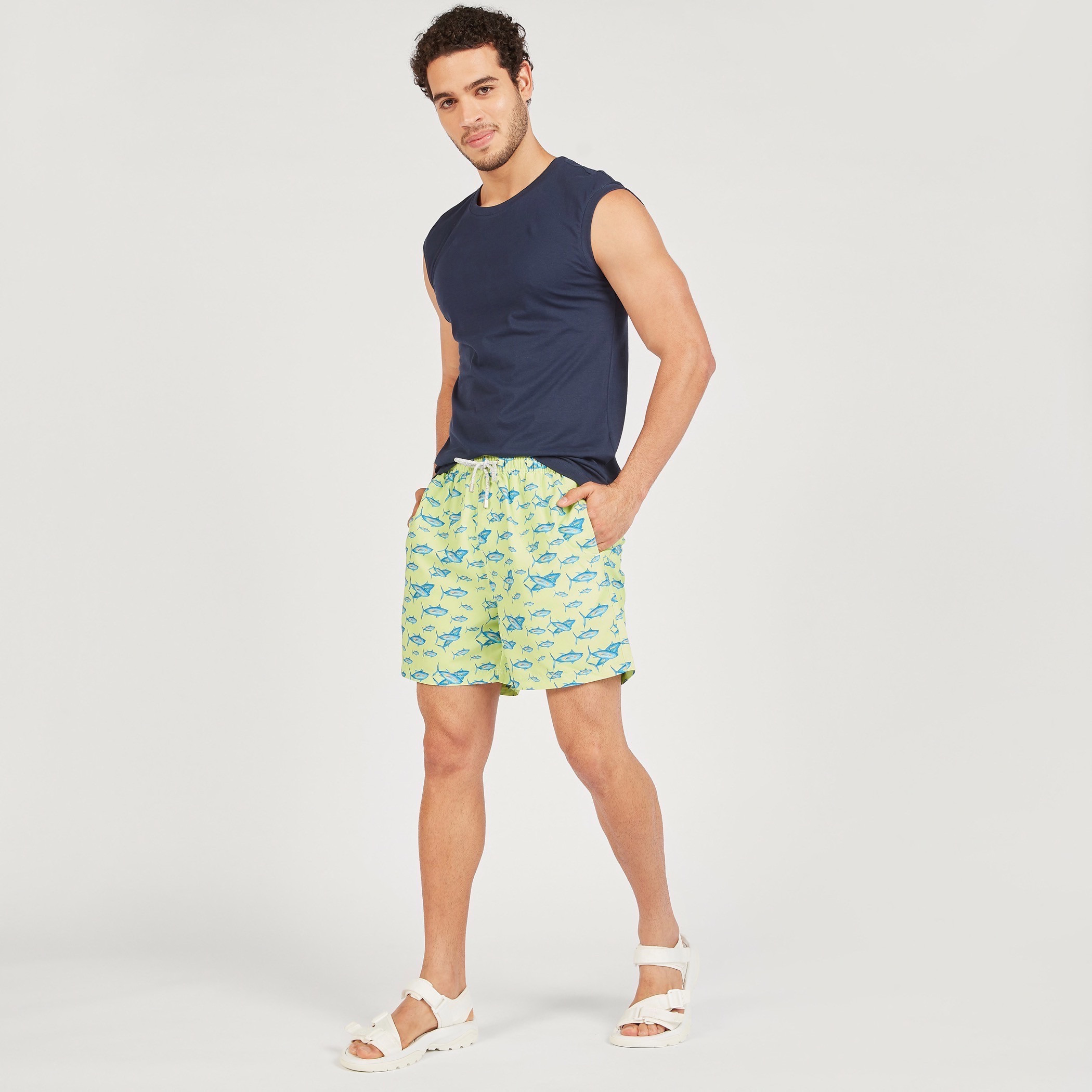 شورت رياضي بخصر متوسّط الارتفاع ورباط وجيوب وطبعات-men-clothing-bottoms-shorts-image-2