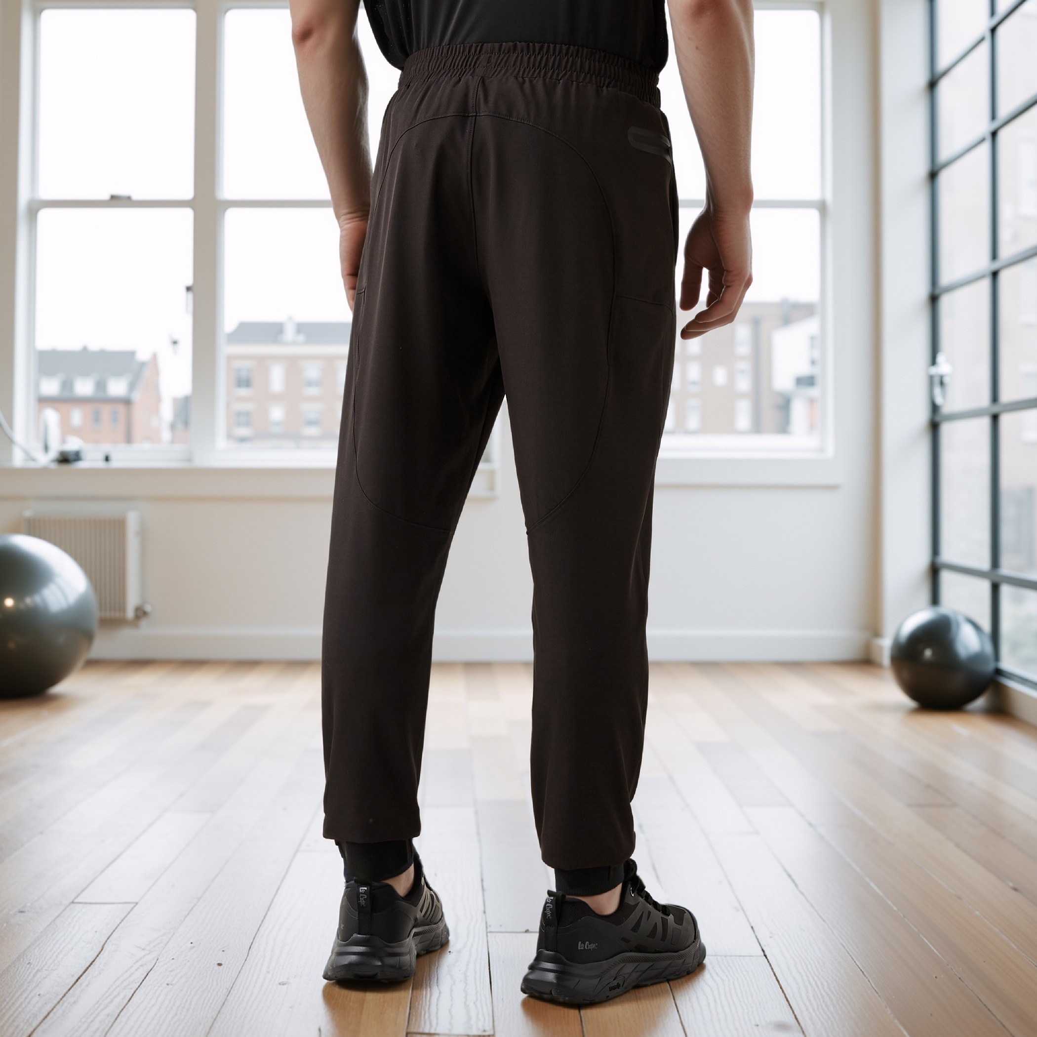 بنطلون رياضي بقصة عادية وخصر مطاطي-men-clothing-sportswearandactivewear-bottoms-joggers-image-3