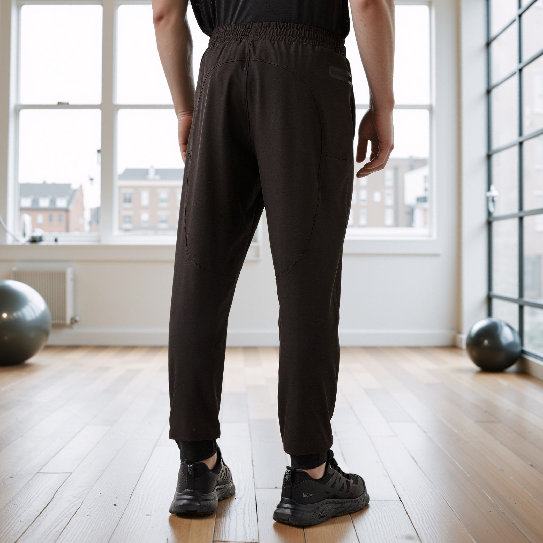 بنطلون رياضي بقصة عادية وخصر مطاطي-men-clothing-sportswearandactivewear-bottoms-joggers-image-3