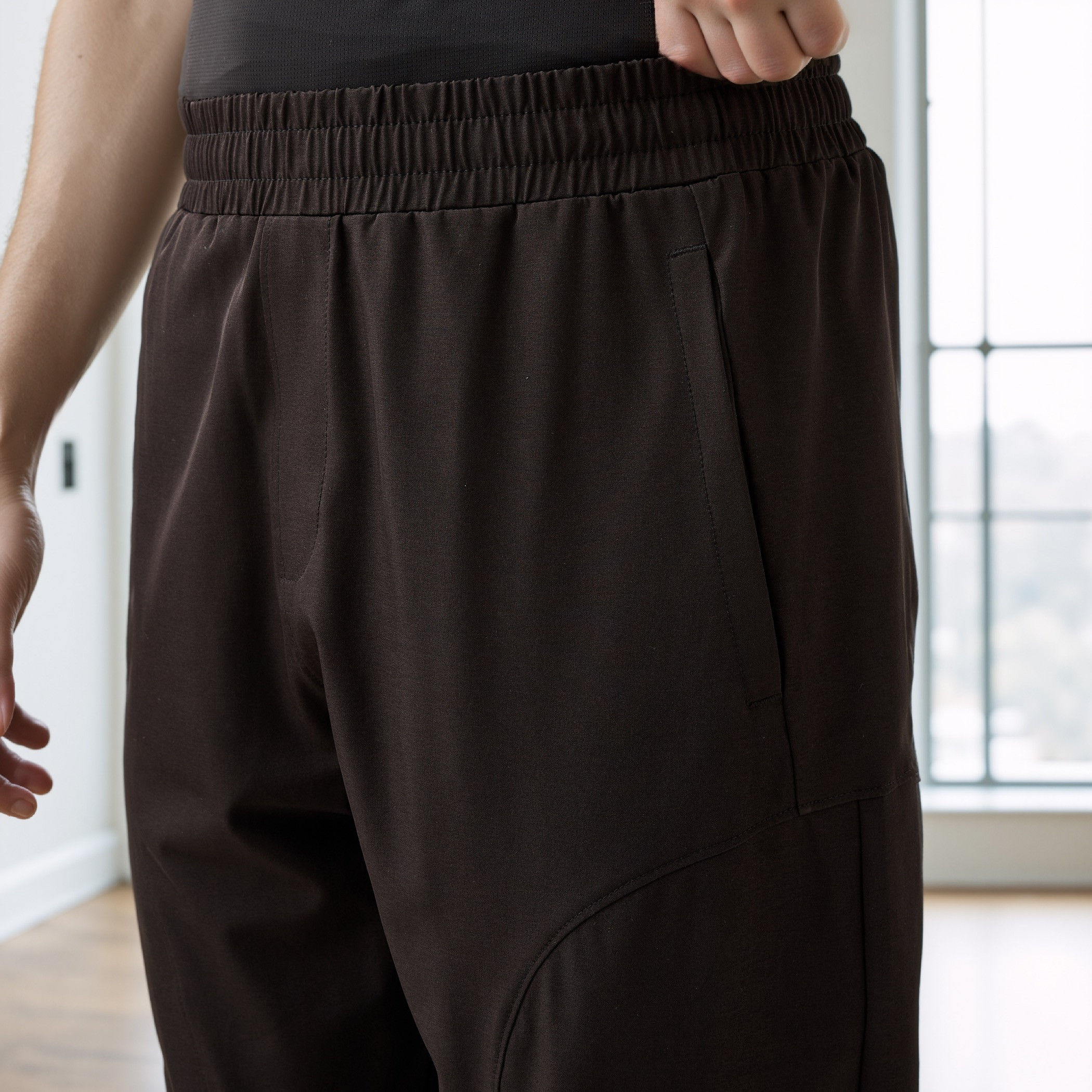 بنطلون رياضي بقصة عادية وخصر مطاطي-men-clothing-sportswearandactivewear-bottoms-joggers-image-4