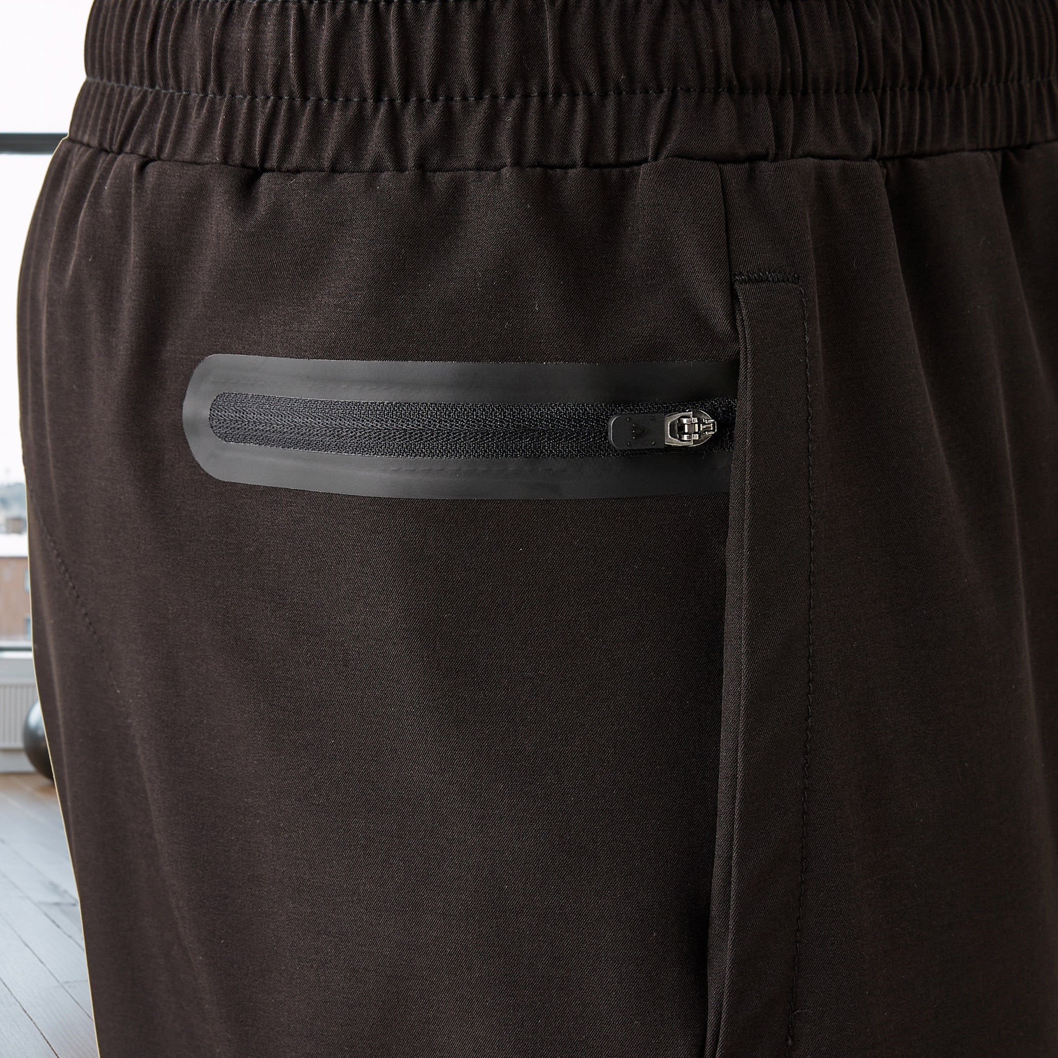 بنطلون رياضي بقصة عادية وخصر مطاطي-men-clothing-sportswearandactivewear-bottoms-joggers-image-5