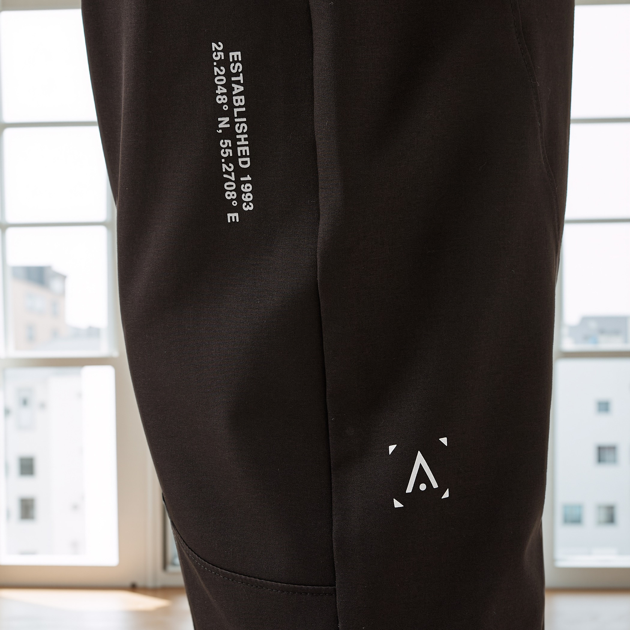 بنطلون رياضي بقصة عادية وخصر مطاطي-men-clothing-sportswearandactivewear-bottoms-joggers-image-6