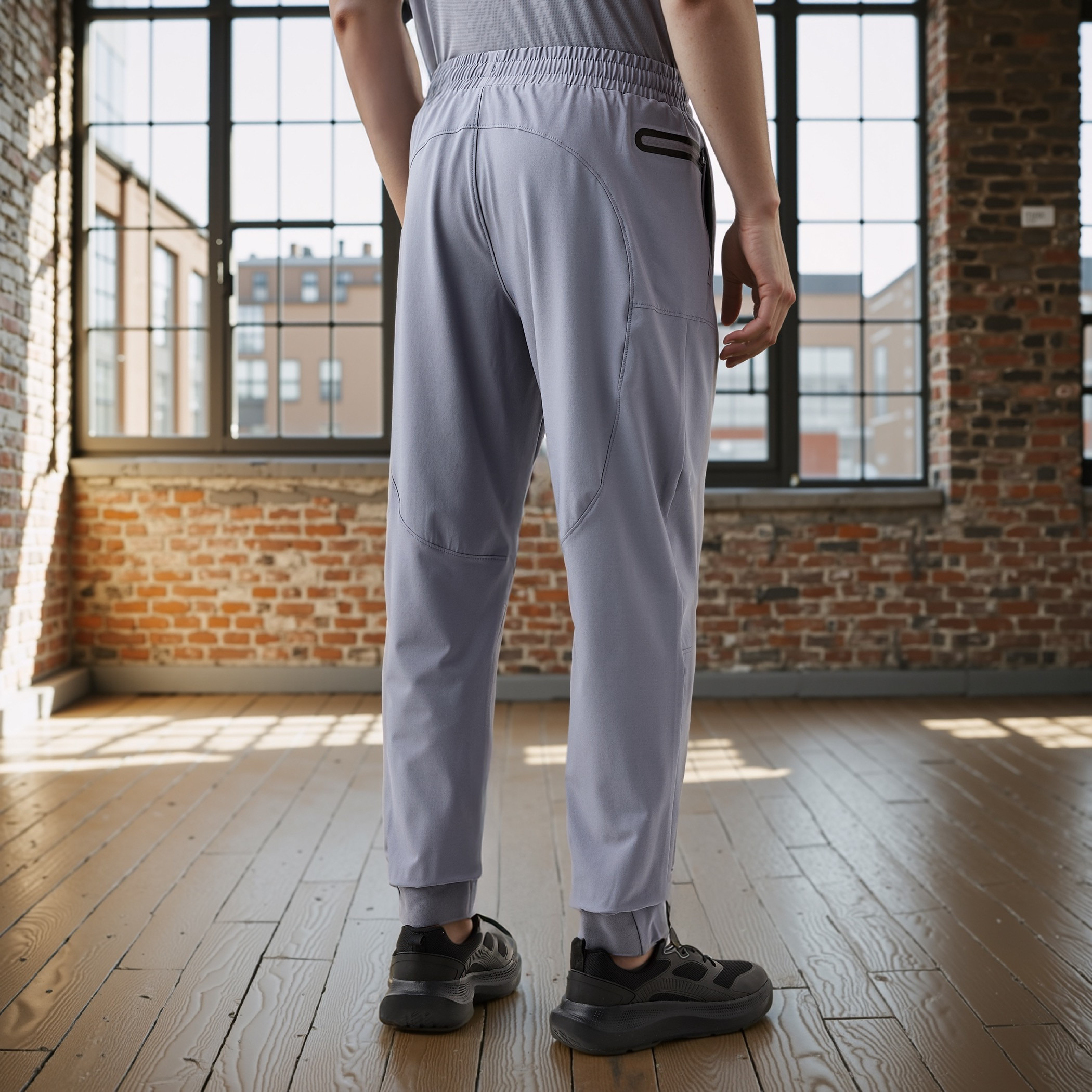 بنطلون رياضي بقصة عادية وخصر مطاطي-men-clothing-sportswearandactivewear-bottoms-joggers-image-9