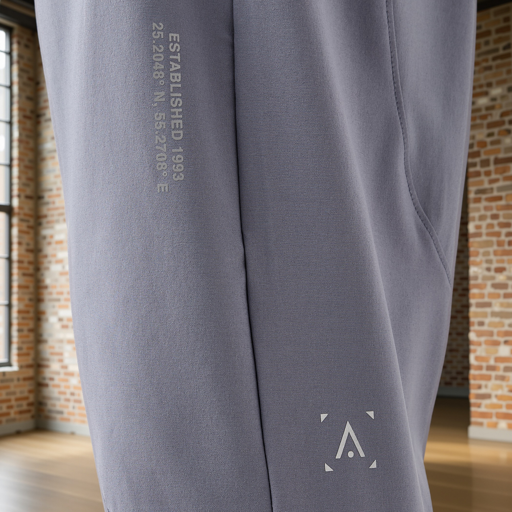 بنطلون رياضي بقصة عادية وخصر مطاطي-men-clothing-sportswearandactivewear-bottoms-joggers-image-12