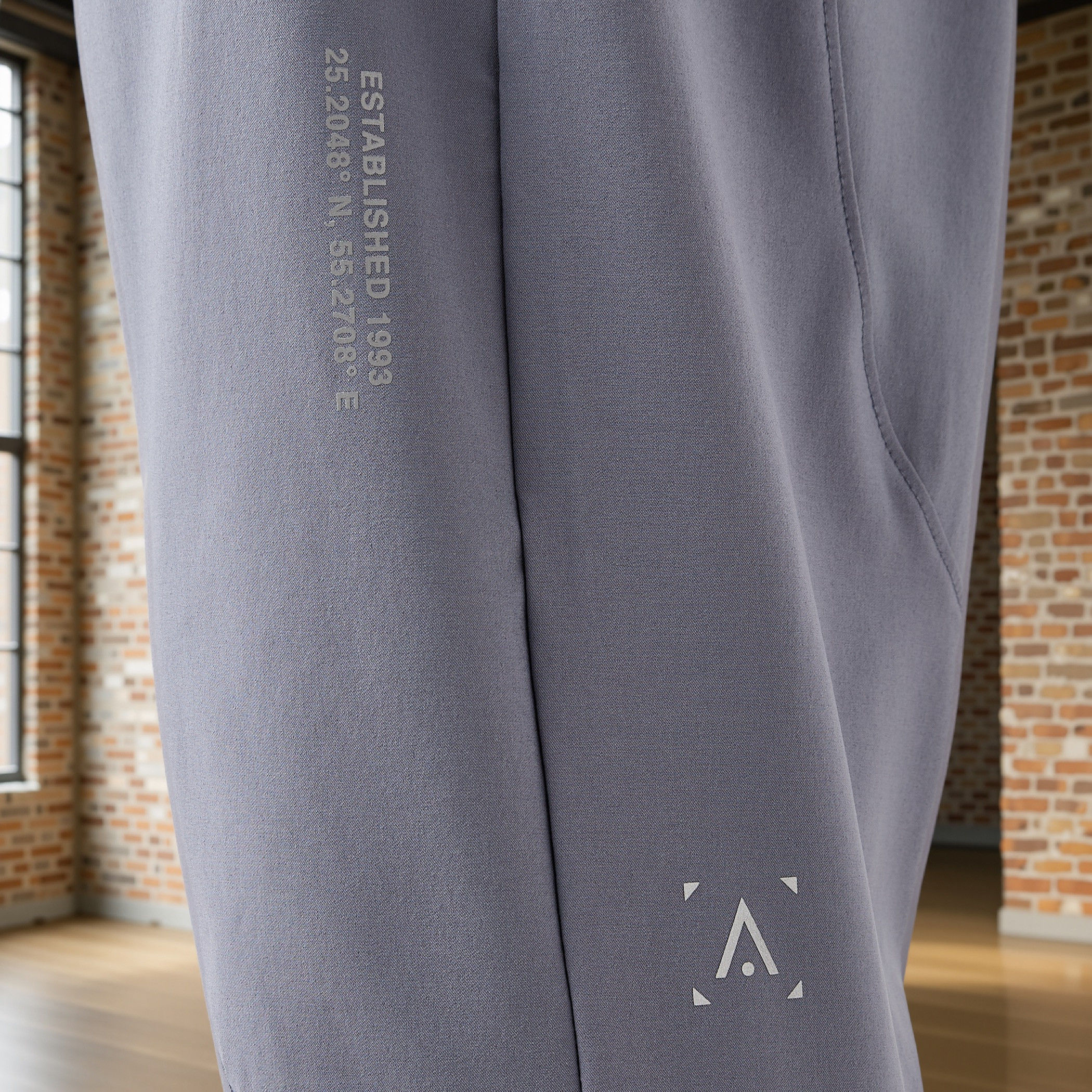 بنطلون رياضي بقصة عادية وخصر مطاطي-men-clothing-sportswearandactivewear-bottoms-joggers-image-12