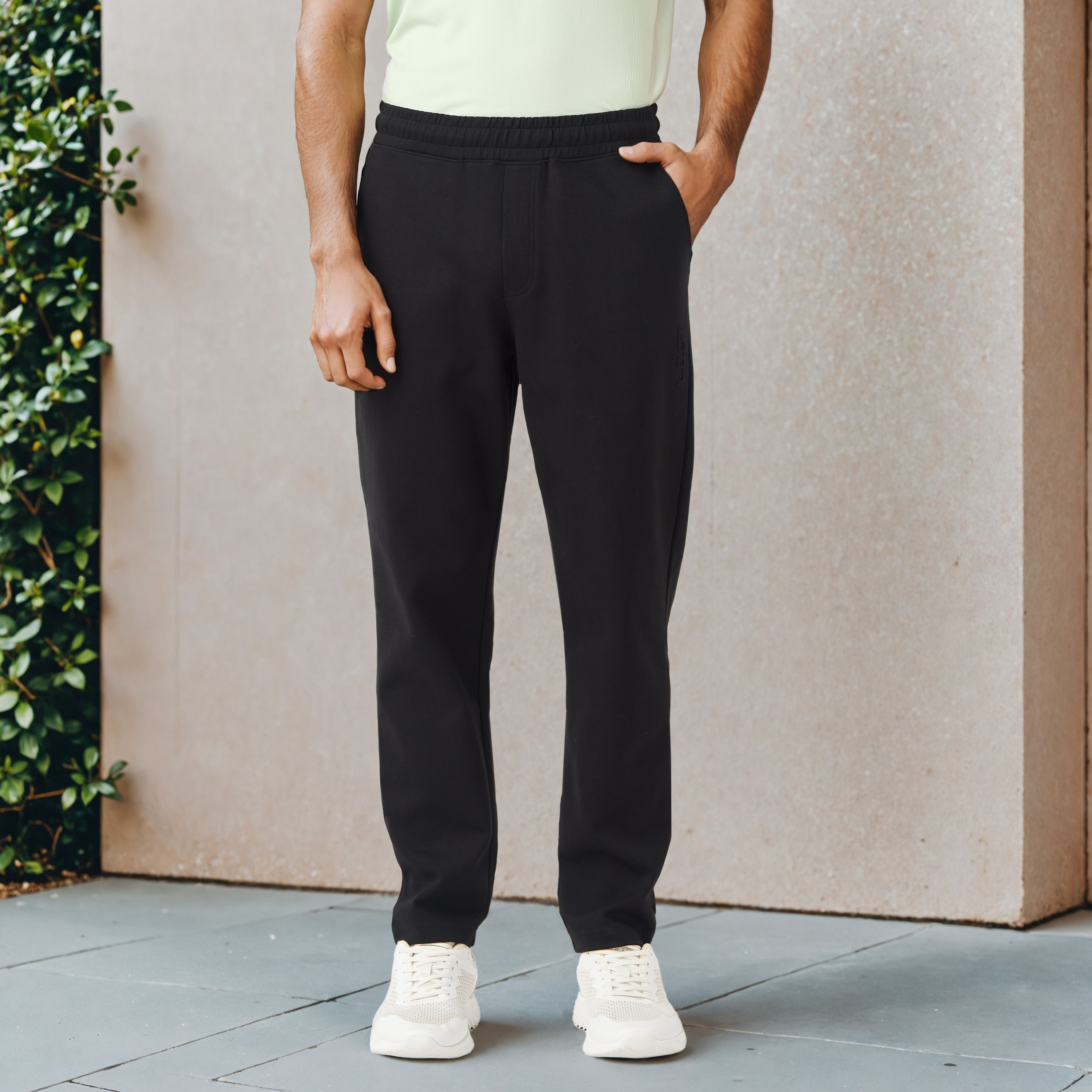 بنطلون رياضي بنقوش شعار وجيوب-men-clothing-sportswearandactivewear-bottoms-joggers-image-6