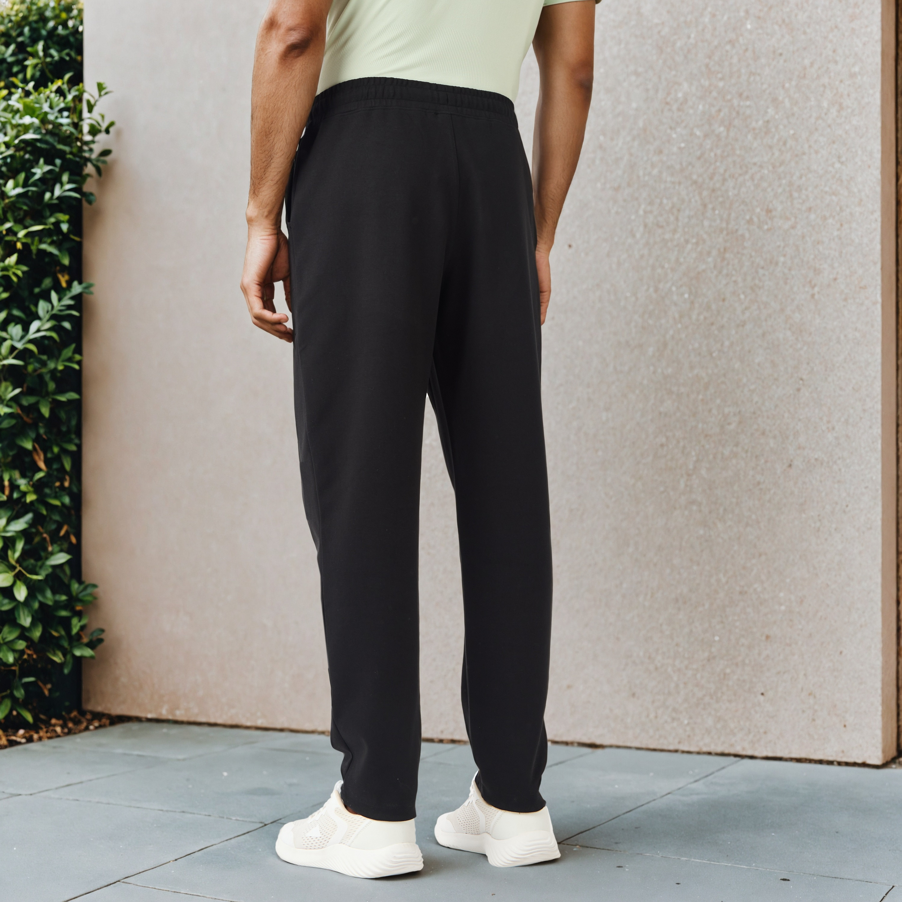 بنطلون رياضي بنقوش شعار وجيوب-men-clothing-sportswearandactivewear-bottoms-joggers-image-8