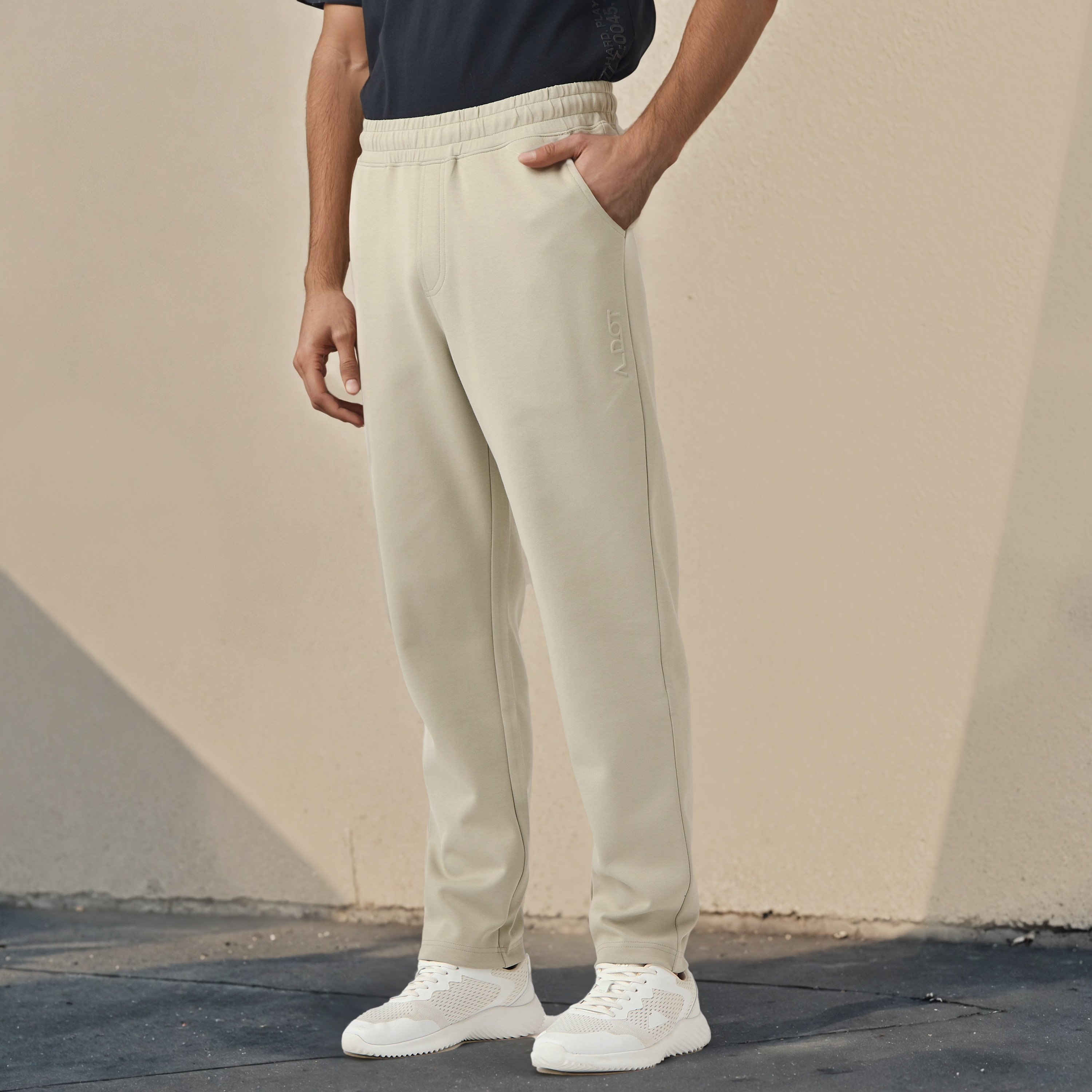 بنطلون رياضي بنقوش شعار وجيوب-men-clothing-sportswearandactivewear-bottoms-joggers-image-1