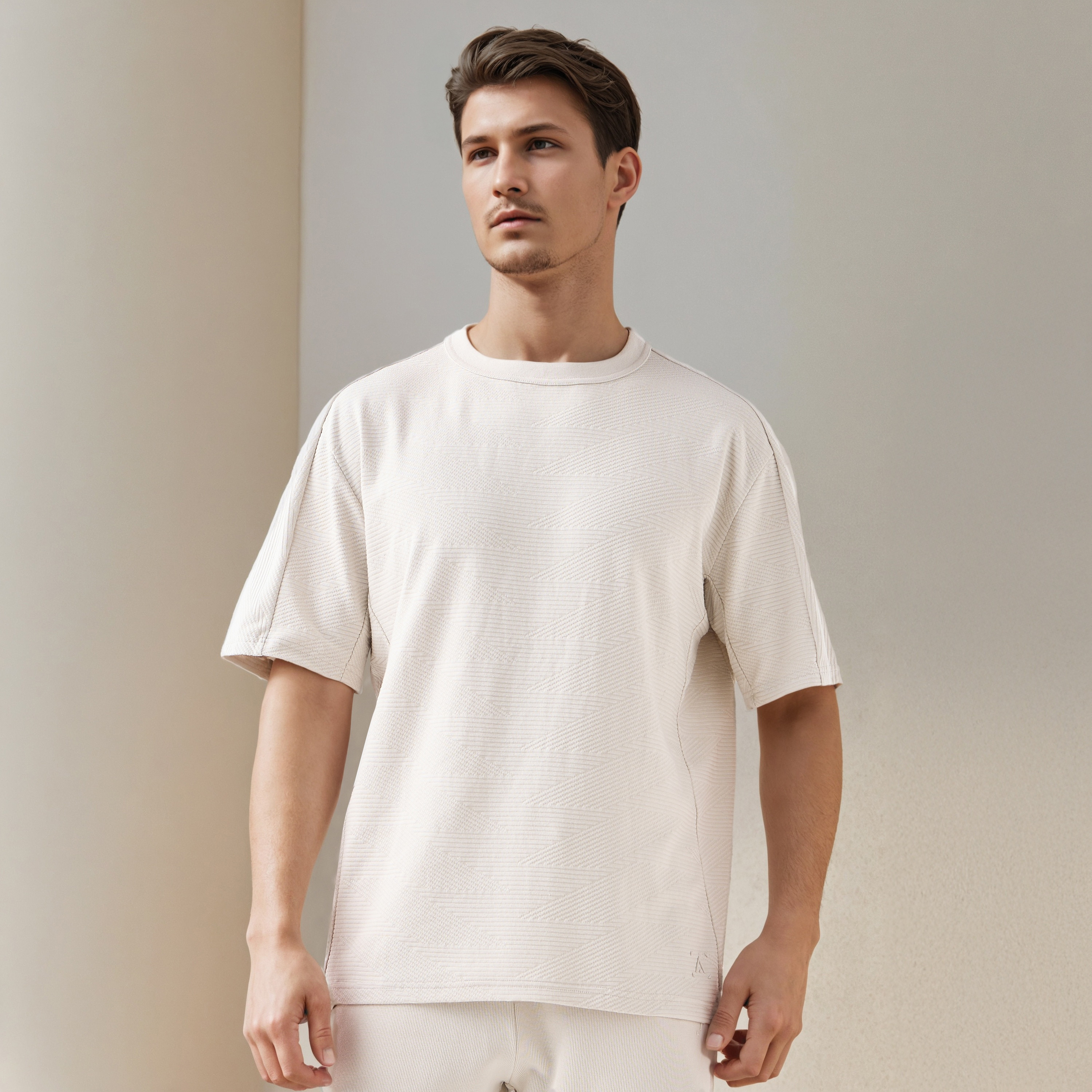 تيشيرت جاكار بارز الملمس بياقة ضيقة-men-clothing-sportswearandactivewear-tshirtsandpolos-image-1