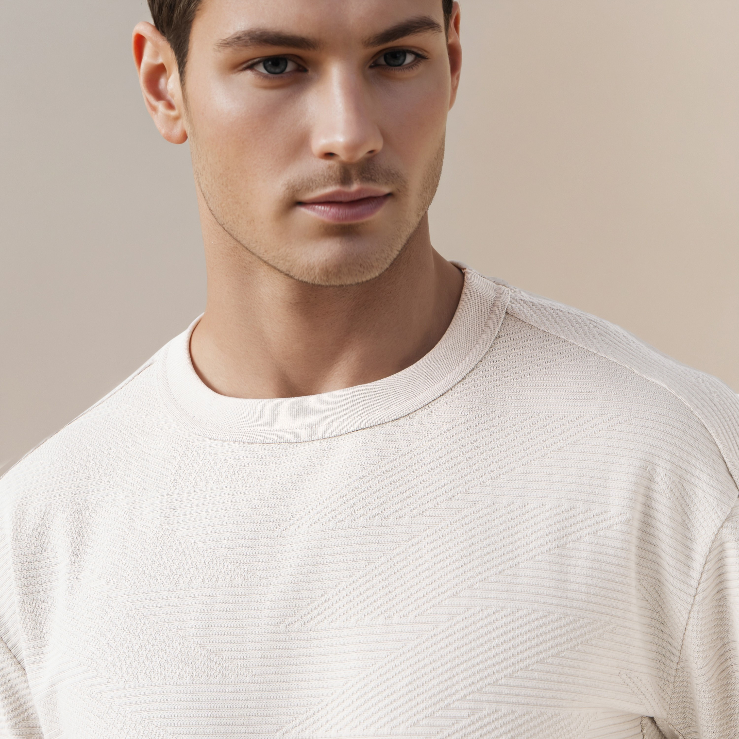 تيشيرت جاكار بارز الملمس بياقة ضيقة-men-clothing-sportswearandactivewear-tshirtsandpolos-image-3