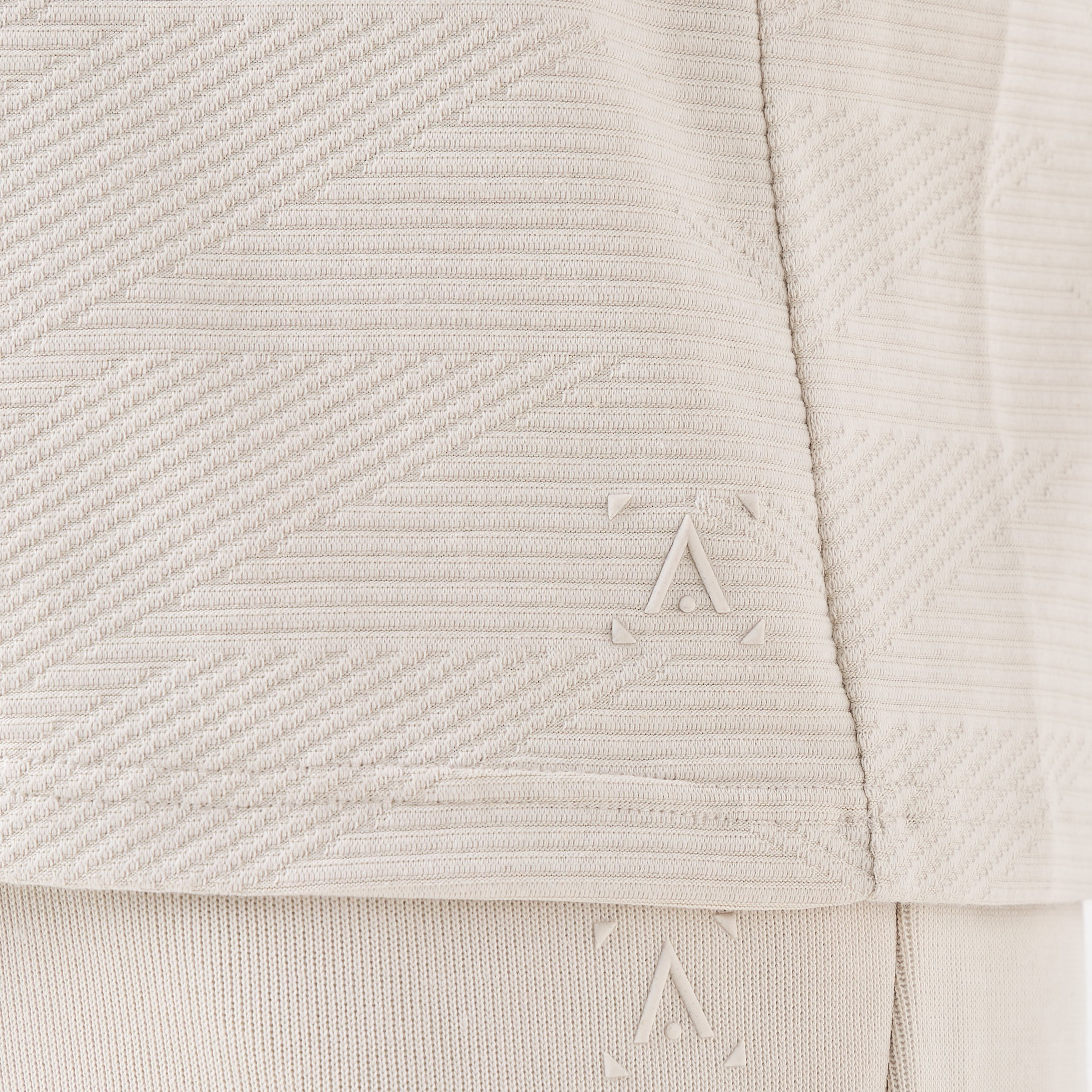 تيشيرت جاكار بارز الملمس بياقة ضيقة-men-clothing-sportswearandactivewear-tshirtsandpolos-image-5