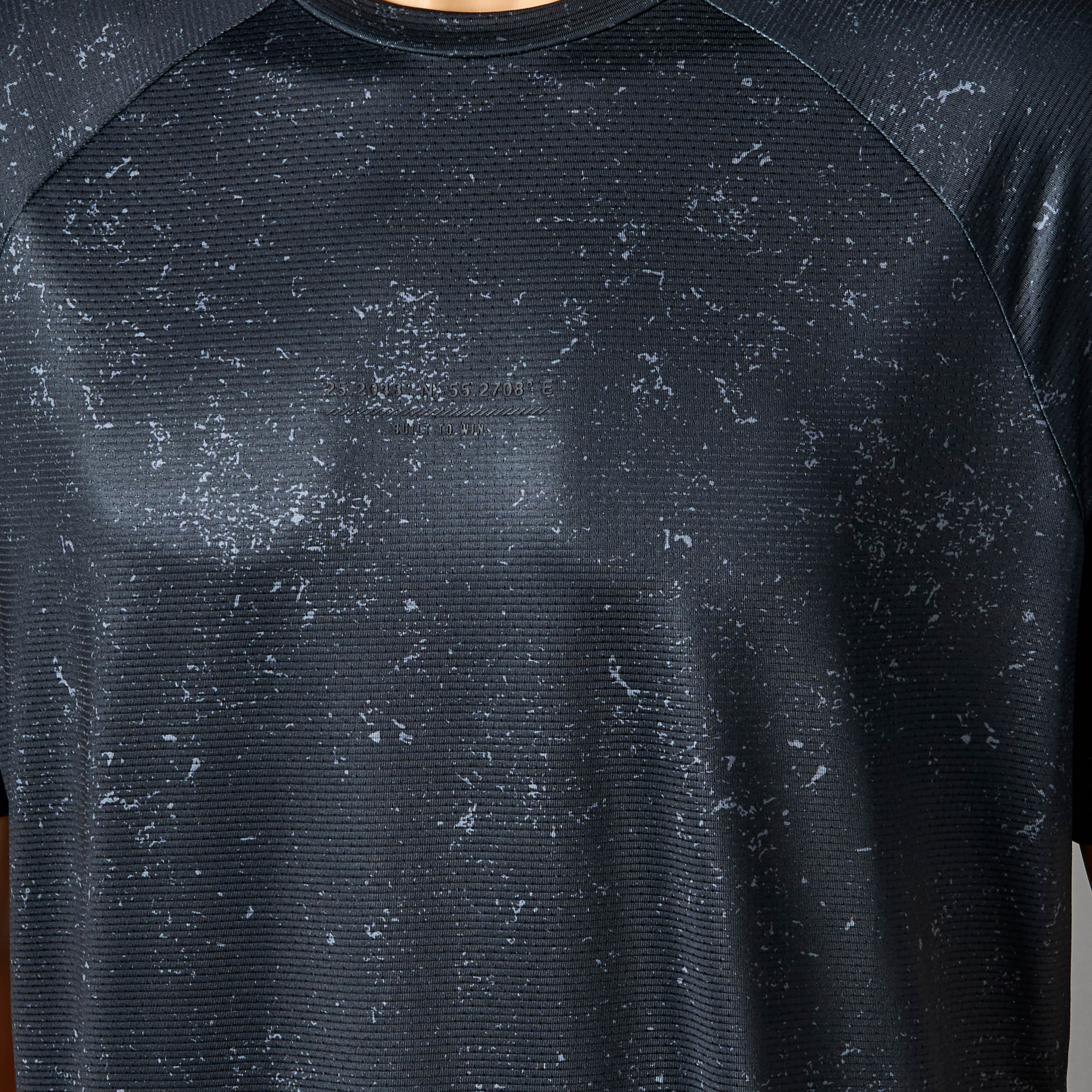 تيشيرت بأكمام مغايرة للرجال-men-clothing-sportswearandactivewear-tshirtsandpolos-image-2