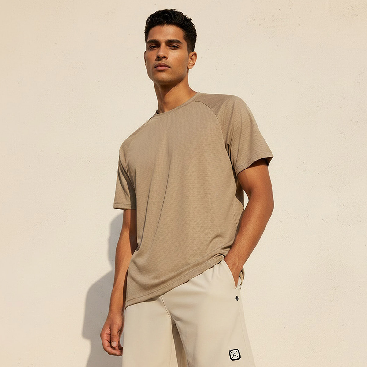 تيشيرت رياضي بأكمام مغايرة للرجال-men-clothing-sportswearandactivewear-tshirtsandpolos-image-1