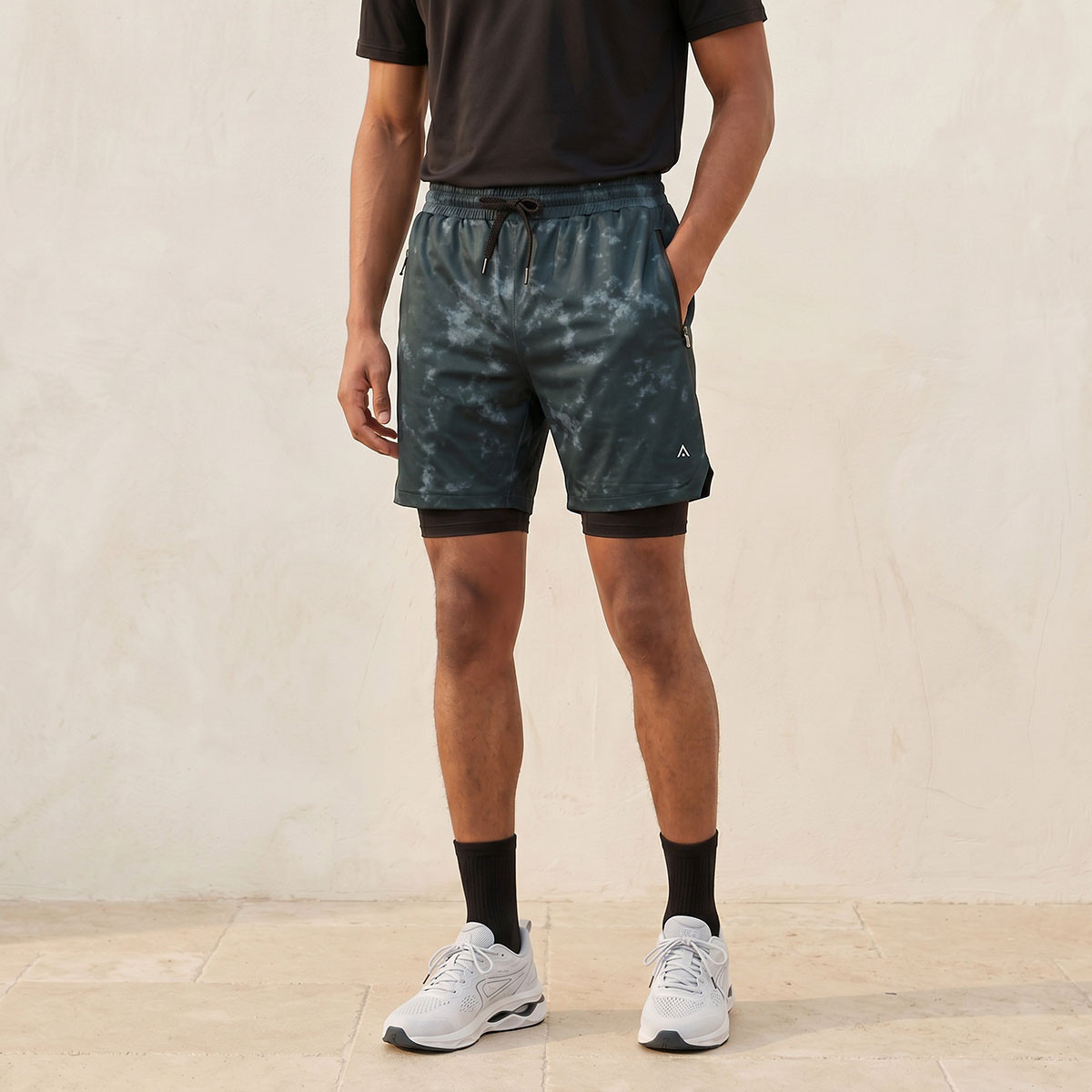 شورت مزدوج بمرونة رباعية الاتجاه وبطانة داخلية وطبعات-men-clothing-bottoms-shorts-image-1