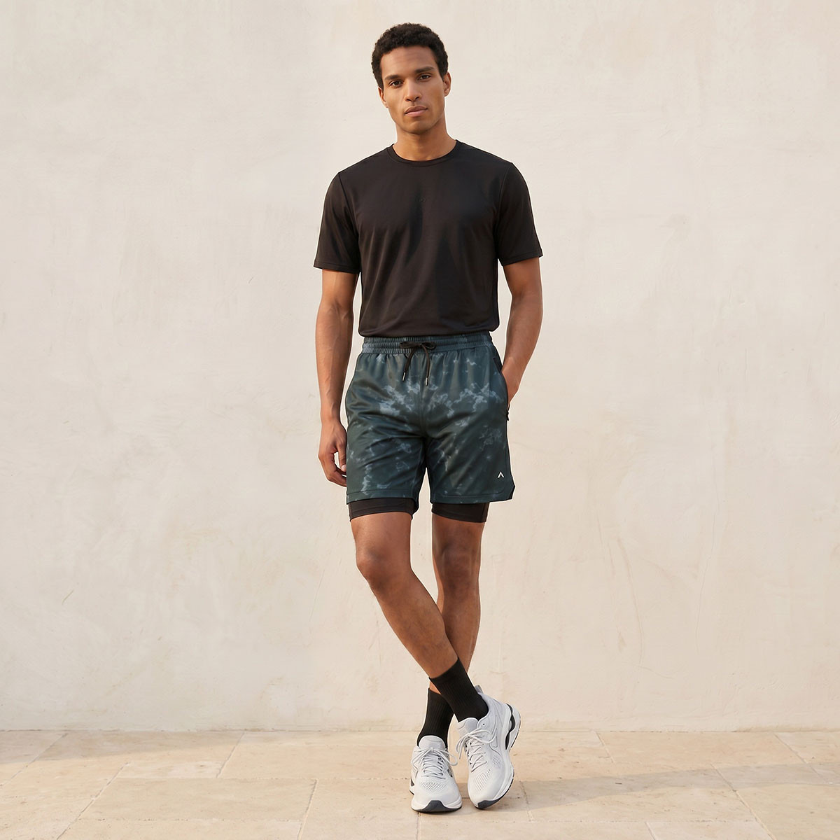 شورت مزدوج بمرونة رباعية الاتجاه وبطانة داخلية وطبعات-men-clothing-bottoms-shorts-image-3